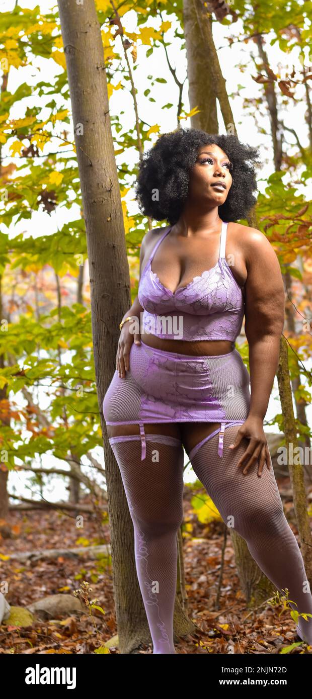 Plus grande taille Afro-américaine femme dans la lingerie dans les bois  pendant l'automne Photo Stock - Alamy