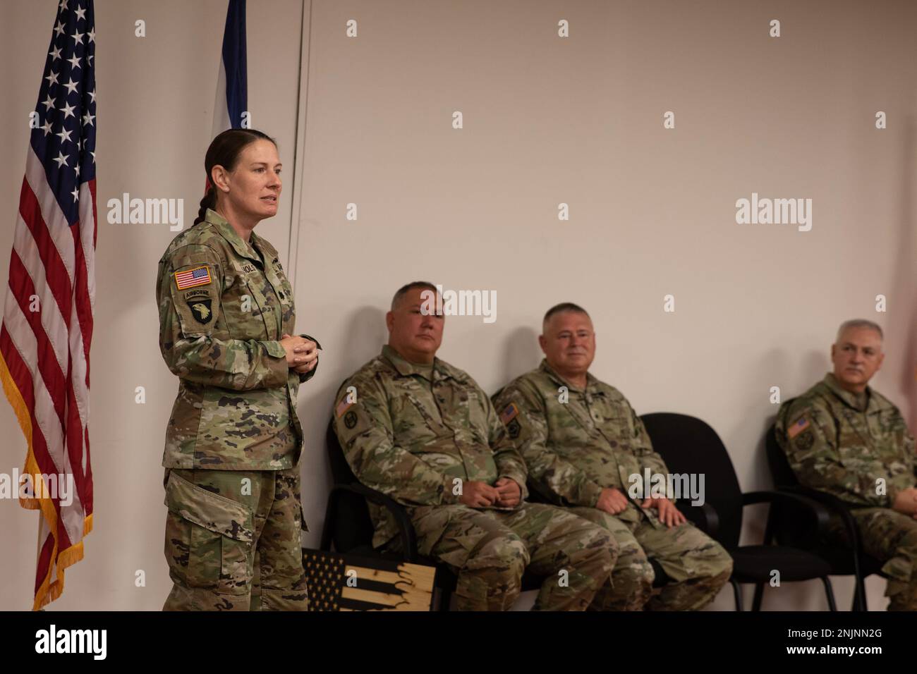 Le lieutenant de la Garde nationale de l'Armée de Virginie-Occidentale, Gina M. Nichols, fait des remarques à la suite d'une cérémonie de passation de commandement au quartier général de l'AITEC à St. Albans, Virginie-Occidentale, 9 août 2022. Le colonel Mark B. Houck a abandonné le commandement du Centre interagences d'instruction et d'éducation de l'Armée de terre (AITEC) à Nichols pendant la cérémonie. Banque D'Images