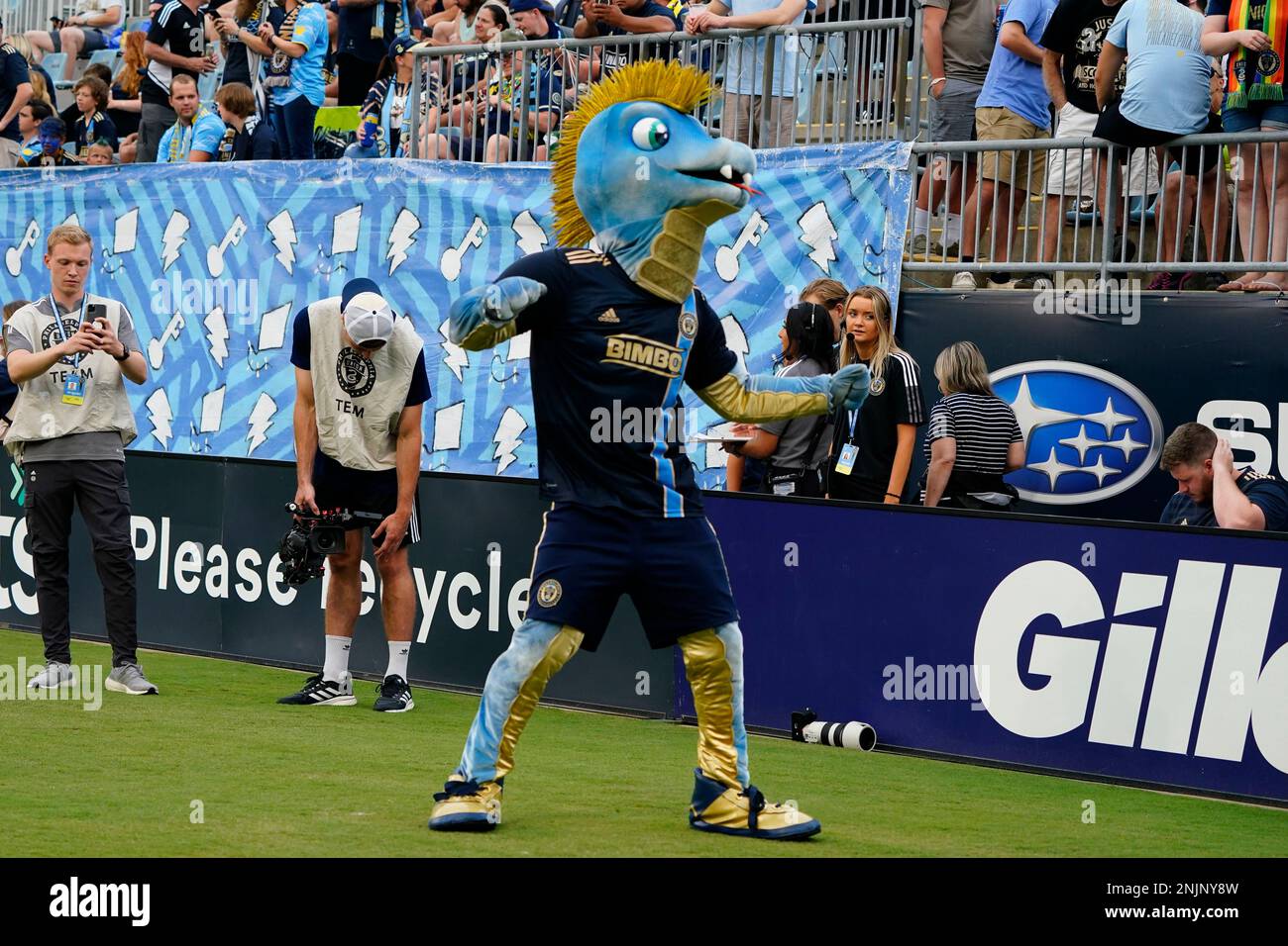 CHESTER, PA - JULY 16: Phang, the Philadelphia Union Mascot performs prior to the first half of the Major League Soccer Match between the New England Revolution and Philadelphia Union on July 16, 2022, at Subaru Park in Chester, PA. (Photo by Gregory Fisher/Icon Sportswire) (Icon Sportswire via AP Images) Banque D'Images