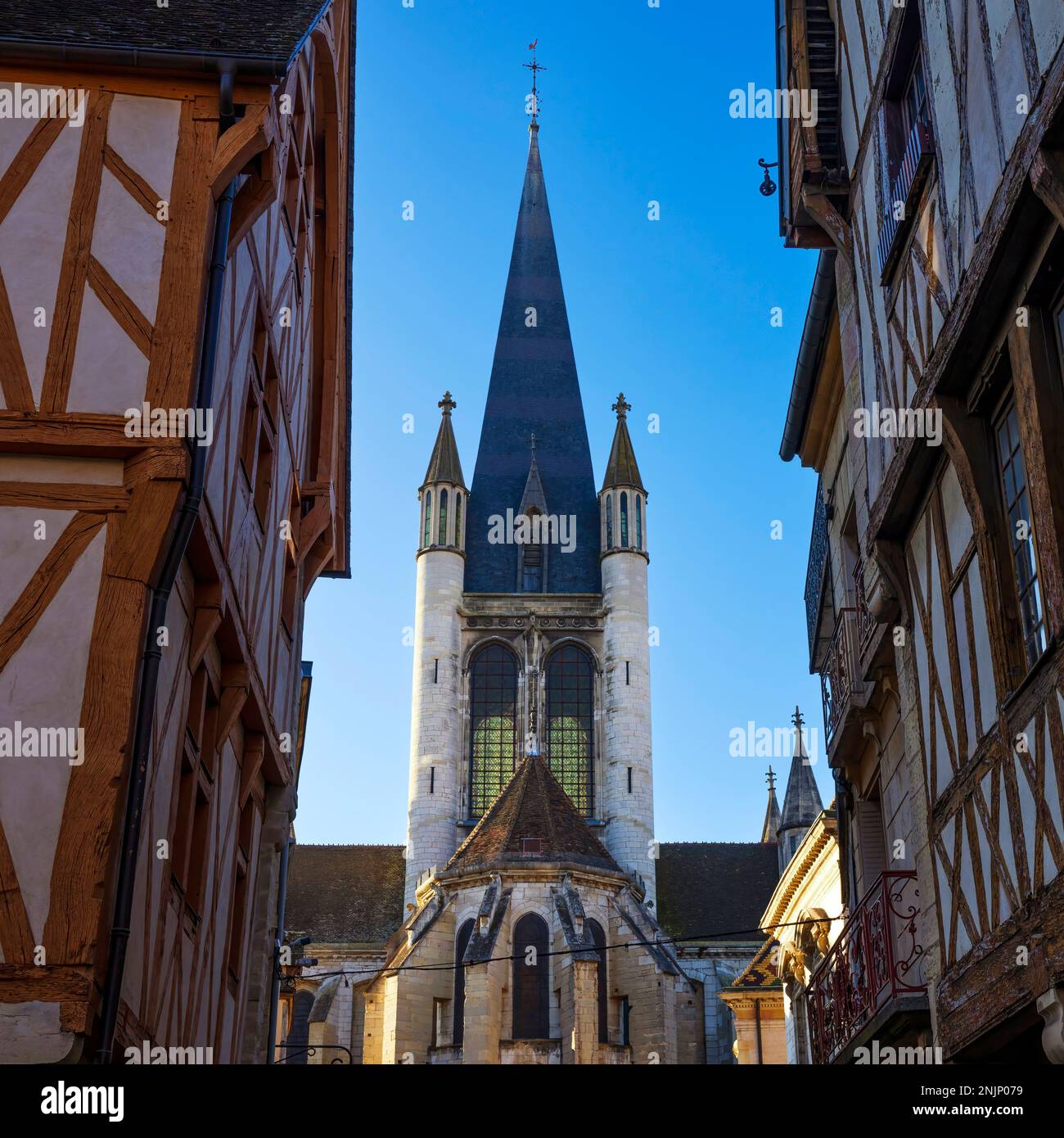 Rue de Dijon avec maisons traditionnelles et clocher, France Banque D'Images