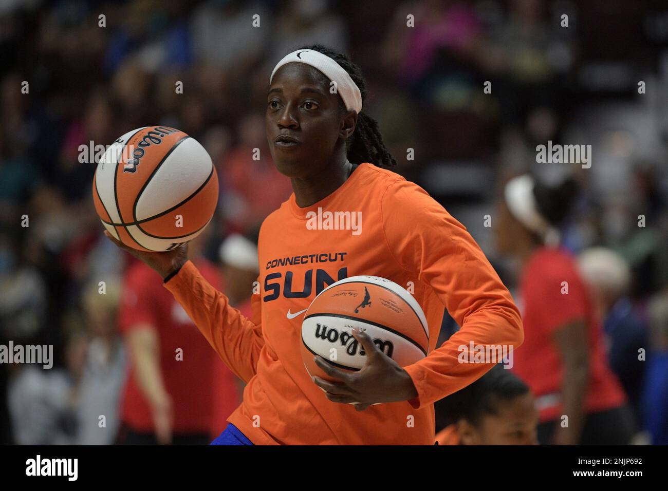 UNCASVILLE, CT - JULY 17: Connecticut Sun guard Jazmine Jones (23) warms up prior to the WNBA game between the Las Vegas Aces and the Connecticut Sun on July 17, 2022, at Mohegan Sun Arena in Uncasville, CT. (Photo by Erica Denhoff/Icon Sportswire) (Icon Sportswire via AP Images) Banque D'Images