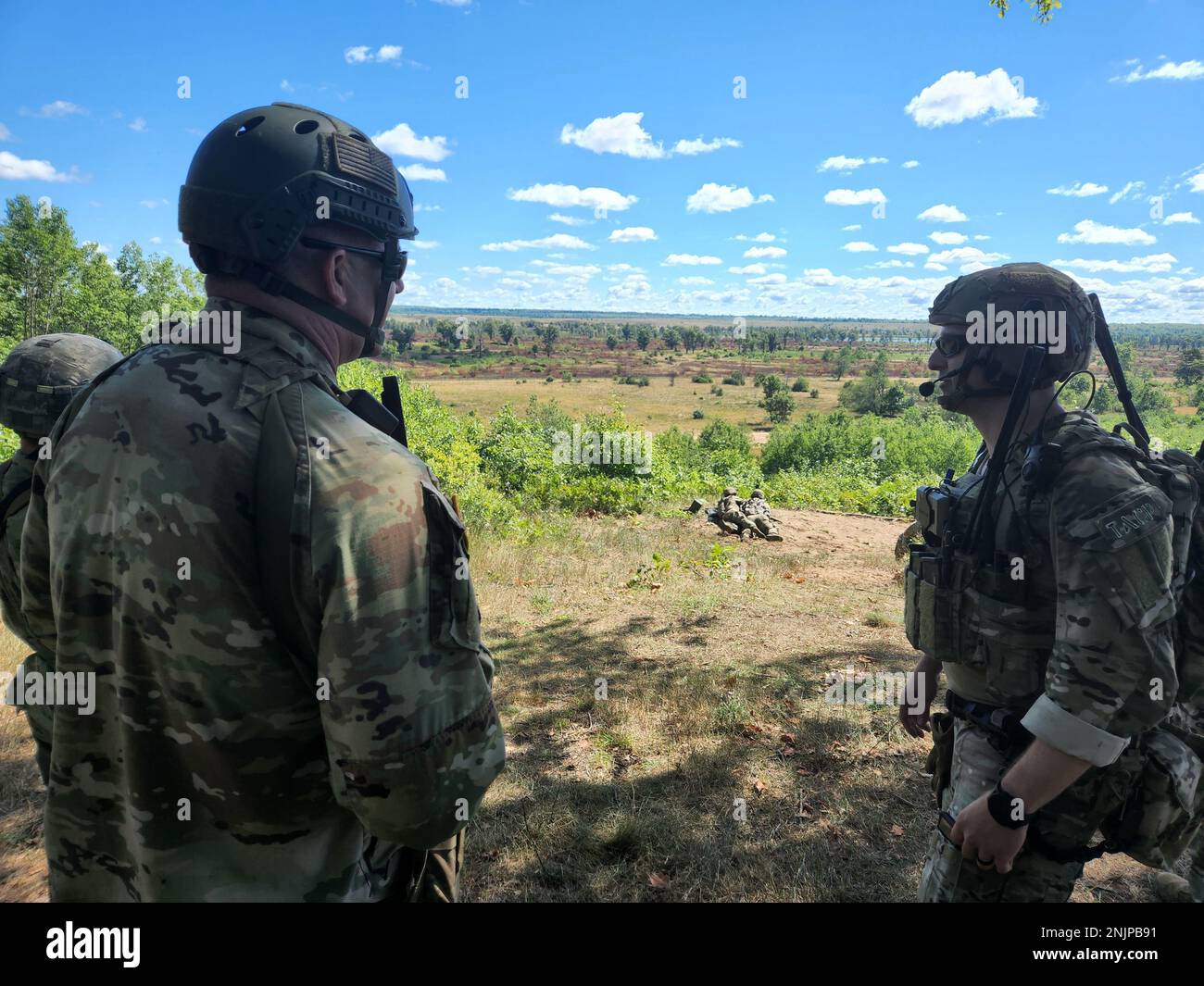 Le Sgt. 1st classe Ron Hesson, Groupe des opérations du Groupe national de l'Armée de terre équipe de soutien aux incendies de loups Observateur principal, entraîneur/entraîneur, discute d'un plan d'incendie avec le commandant principal de la Garde nationale aérienne, Airman Jake Decker, 113th Escadron des opérations de soutien aérien, pendant la grève nordique 2022 sur 9 août 2022, au camp Grayling, Michigan. Les observateurs des feux conjoints (JFO) du HHB 134th Field Artillery Regiment DET 1 ont effectué un appel conjoint pour une mission d'incendie à partir du point d'observation 5 avec des contrôleurs d'attaque du terminal conjoint pendant une portée d'impact. OP5 est le point d'observation principal et le lieu où se trouve le personnel de contrôle de la gamme Camp Grayling an Banque D'Images