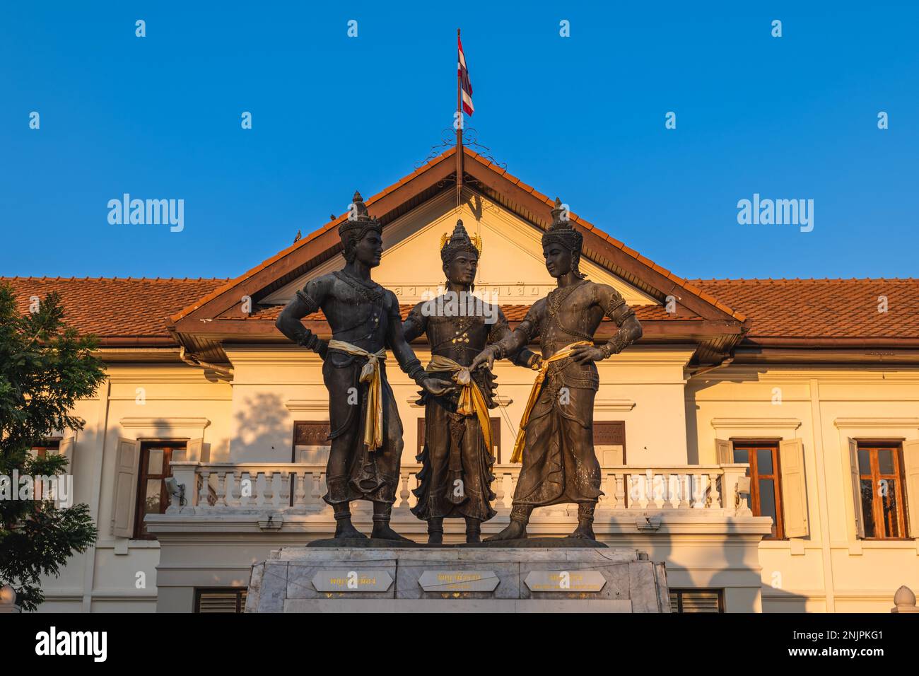 Monument aux trois rois et centre culturel des arts à Chiang Mai, Thaïlande. Traduction: Centre culturel des arts de la ville de Chiang Mai Banque D'Images