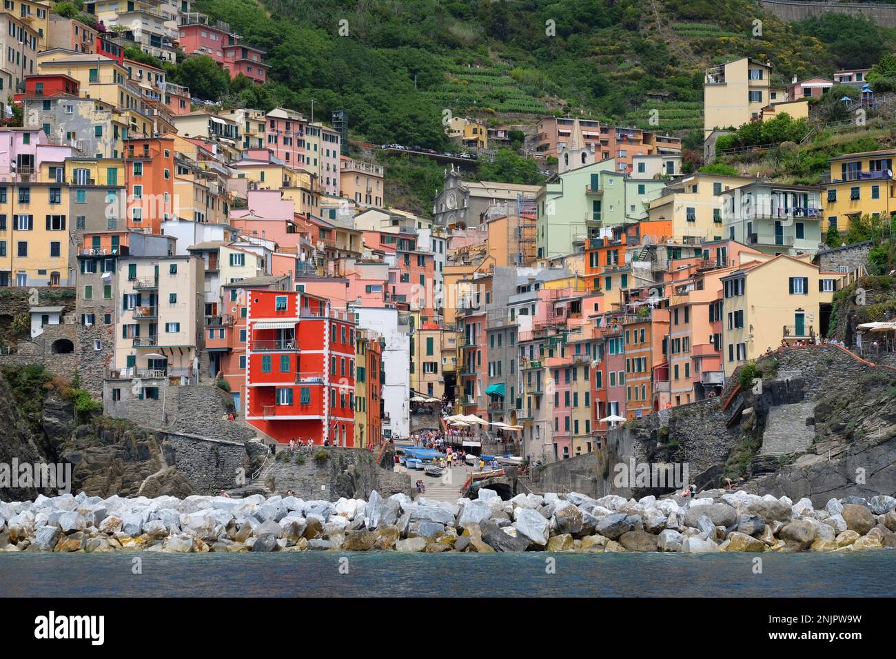 Village de Riomaggiore le long de la côte de la région des Cinque Terre en Italie. Banque D'Images