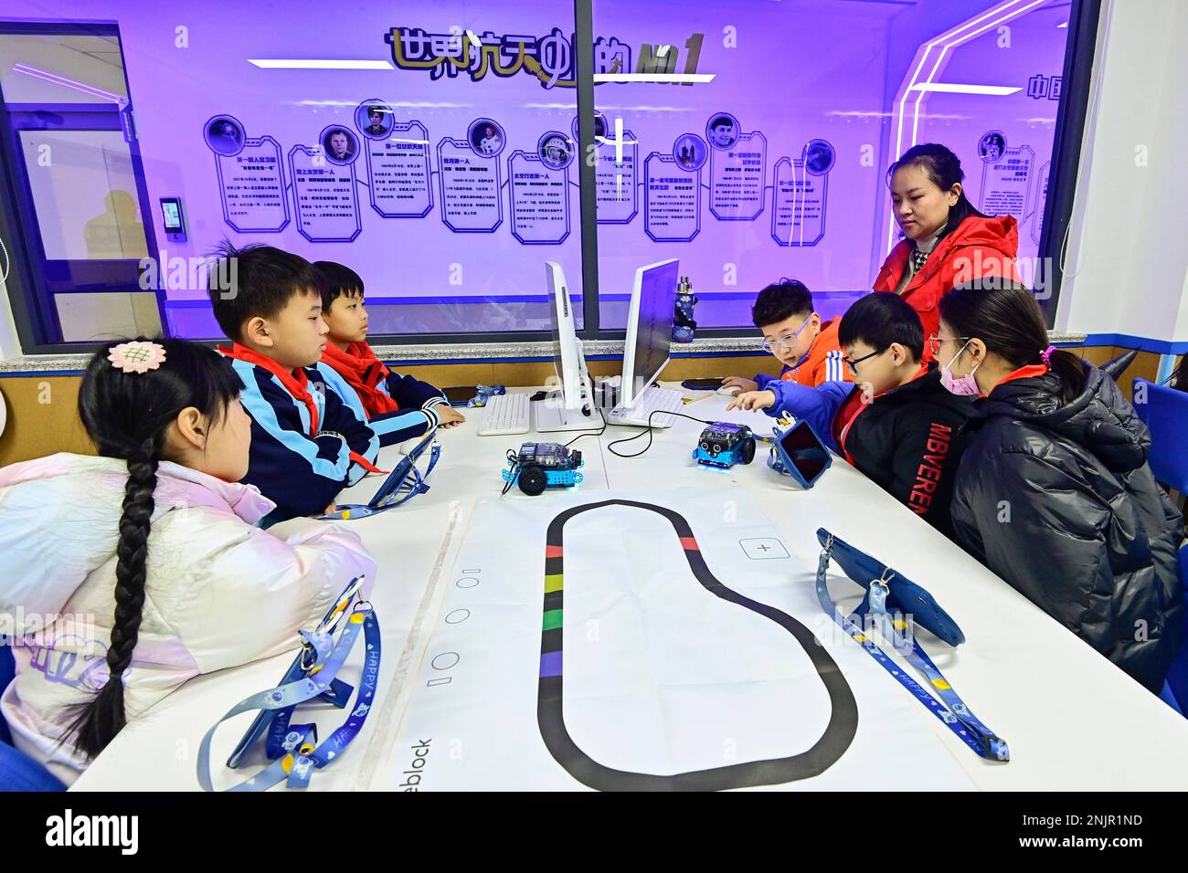 QINGZHOU, CHINE - 23 FÉVRIER 2023 - les élèves du primaire programmeraient des robots dans un centre d'expérience d'apprentissage de l'intelligence artificielle à Qingzhou, EAS Banque D'Images