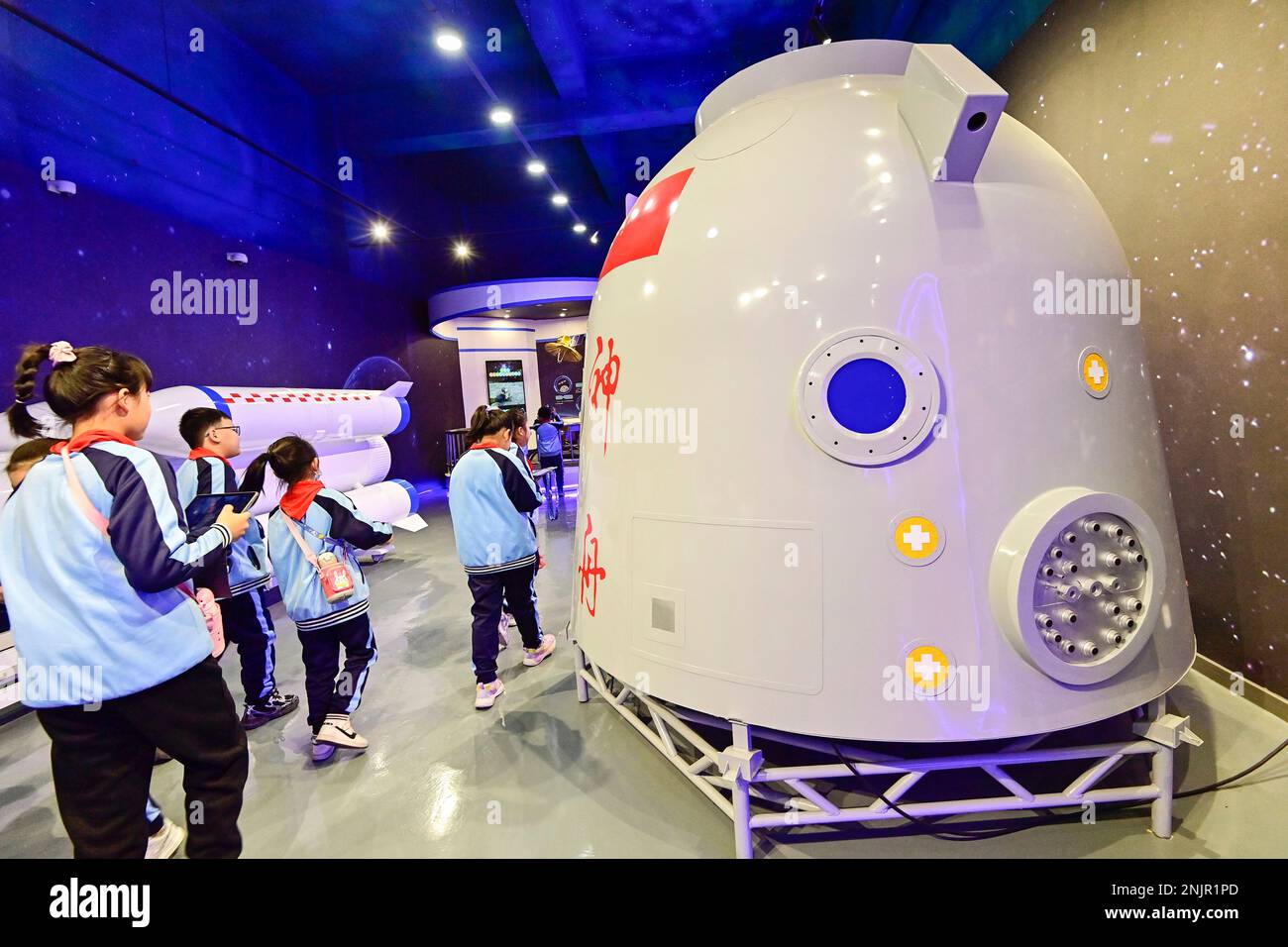 QINGZHOU, CHINE - le 23 FÉVRIER 2023 - les élèves du primaire visitent le hall d'exposition aérospatial de l'expérience d'apprentissage de l'intelligence artificielle C Banque D'Images