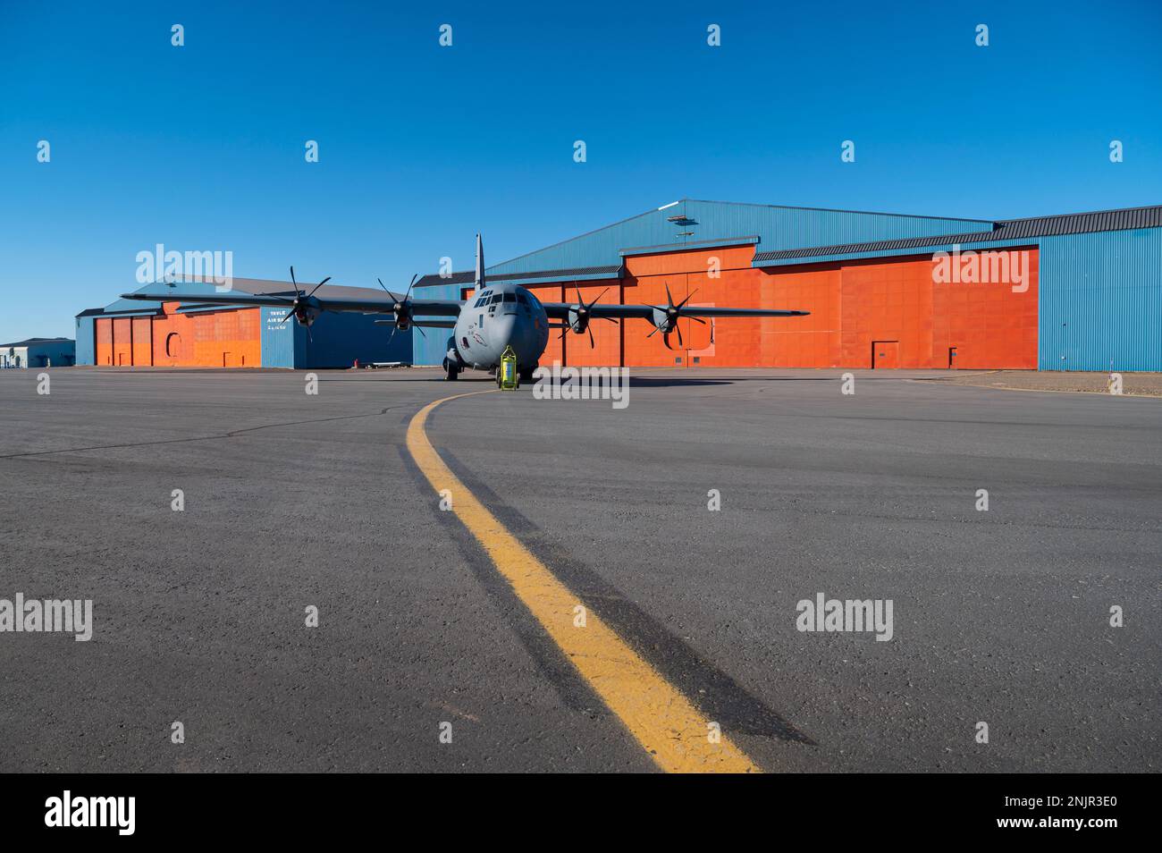 BASE AÉRIENNE DE THULE, Groenland – Un Hercules C-130 repose sur la ligne de vol de la base aérienne de Thule, Groenland, le 9 août 2022. Située à 750 milles au nord du cercle arctique, Thule AB dispose d'une piste de 10 000 pieds qui prend en charge plus de 3 000 vols américains et internationaux par année. Les contrôleurs de la circulation aérienne et les représentants des agents de négociation des contrats de l'escadron de soutien 821st veillent à ce que la ligne de vol demeure opérationnelle toute l'année. Banque D'Images