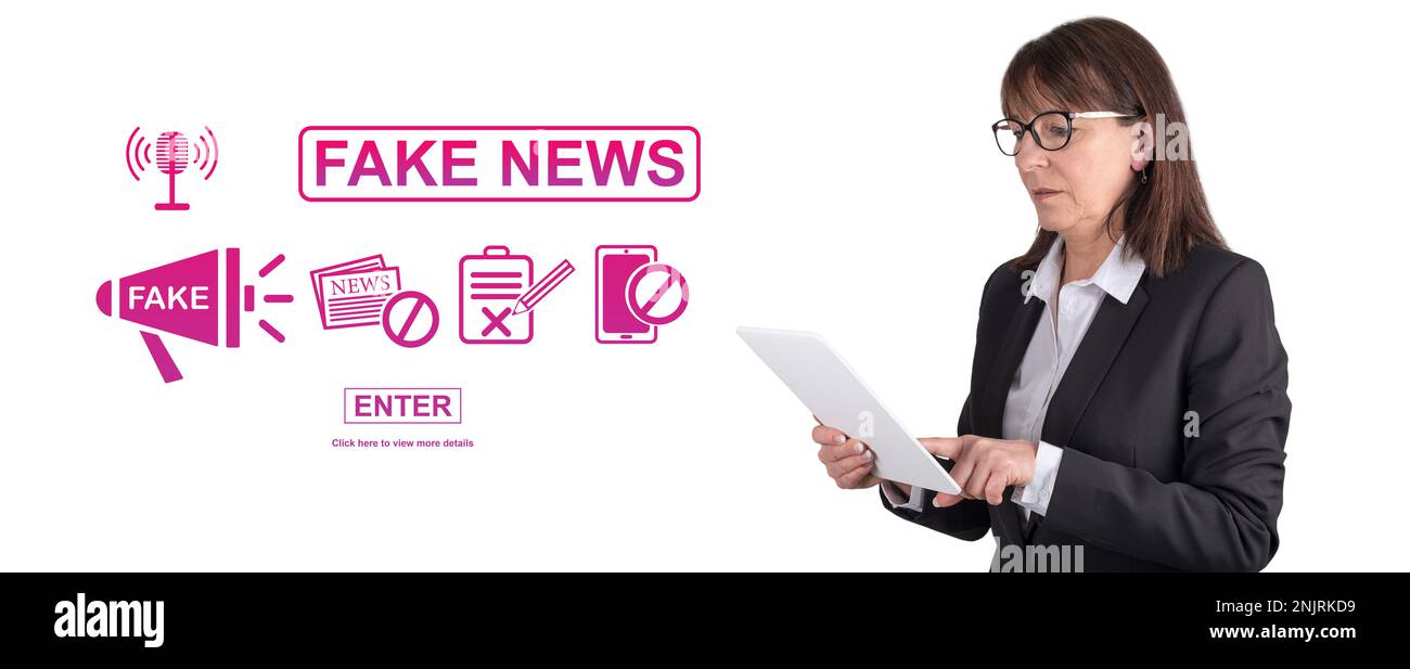 Femme utilisant une tablette numérique avec le concept de fausses nouvelles sur fond Banque D'Images
