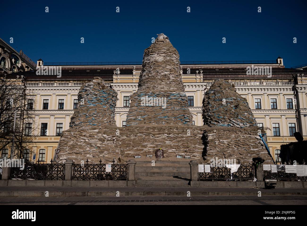 Le monument couvert de la princesse Olga sur la place Mykhailivska, à Kiev, avant le premier anniversaire vendredi de l'invasion russe de l'Ukraine. Date de la photo: Jeudi 23 février 2023. Banque D'Images