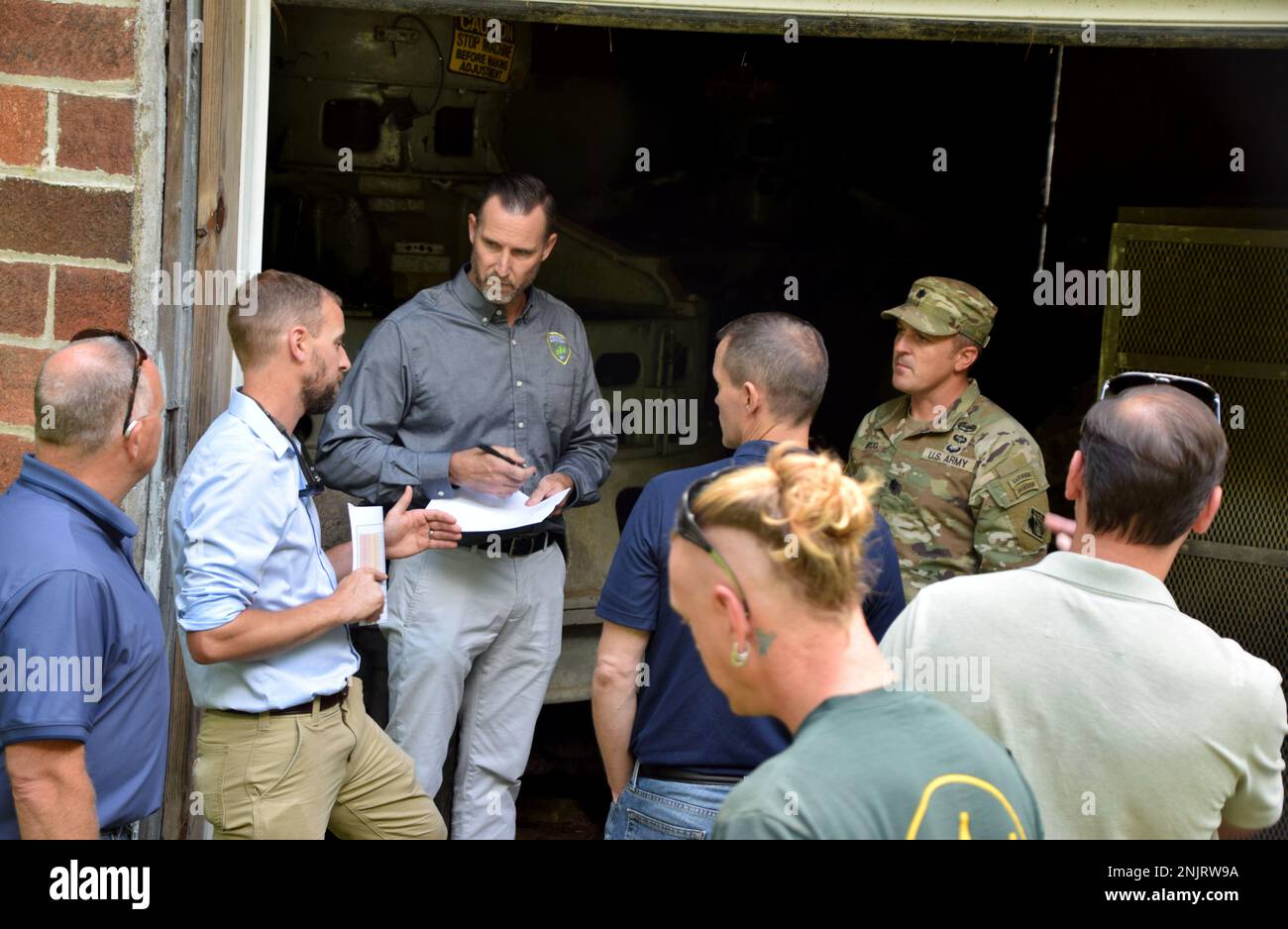 ÉTATS-UNIS Le corps des ingénieurs de l'armée, la direction du district de Buffalo, a rencontré aujourd'hui le département de conservation de l'environnement de l'État de New York et le comté d'Erie au projet du barrage Scoby à Springville, dans l'État de New York, pour obtenir un aperçu du projet et comprendre certains des défis à venir. Le projet du barrage de Springville restaurerait le passage des poissons indigènes entre le bassin supérieur et le bassin inférieur du ruisseau Cattaraugus, tout en maintenant une barrière à la lamproie de mer envahissante, mais a été mis en attente à mesure que les ressources ont été déplacées pour surmonter les impacts de la COVID-19 et y répondre. Banque D'Images