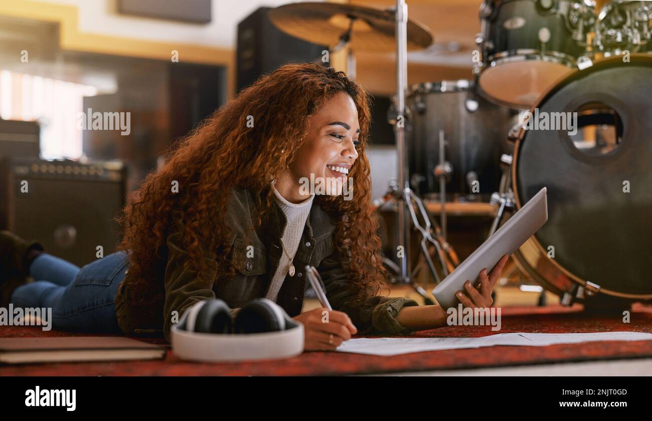 Femme noire, sourire et tablette écrivant de la musique dans le studio d'enregistrement pour la piste audio, la création de contenu ou le développement. Bonne auteure de chansons africaines Banque D'Images