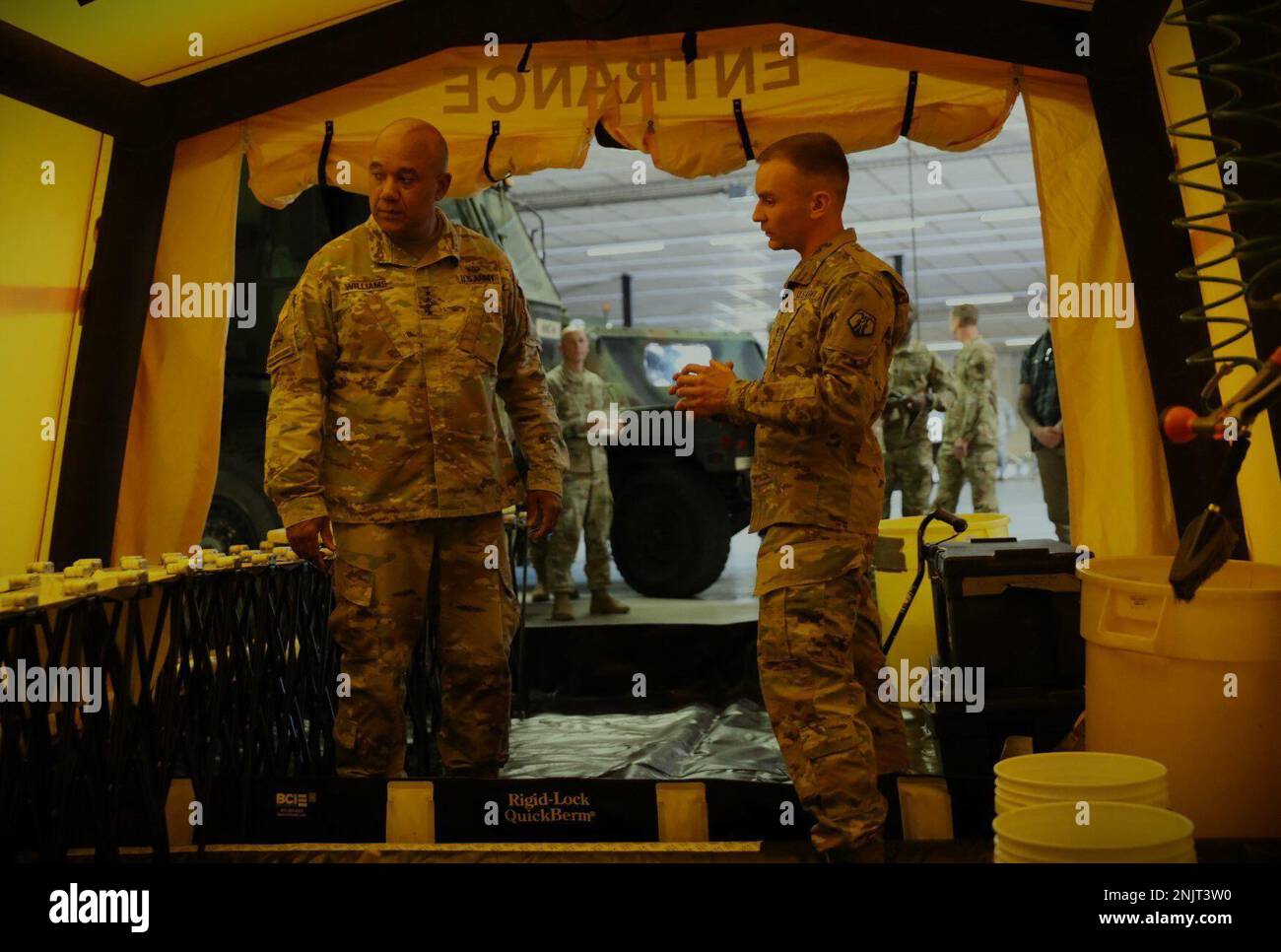ÉTATS-UNIS Le sergent d'état-major de l'armée Ryan Ramos, un membre de l'équipe affecté à l'équipe de soutien civil de 773rd (CST), présente le général Darryl Williams, commandant des États-Unis L'armée européenne et l'Afrique (USAEUR-AF) sur les installations et les procédures de décontamination à réponse rapide de l'unité lors d'un engagement de leader clé à la caserne de l'Ordnance du Rhin, Allemagne, 10 août. Le 773rd est le seul atout du CST de réserve de l'Armée de terre et le seul atout du CST en Europe. Leurs installations et équipements sont hautement spécialisés, ce qui en fait un multiplicateur de force clé dans la formation USAEUR-AF Banque D'Images