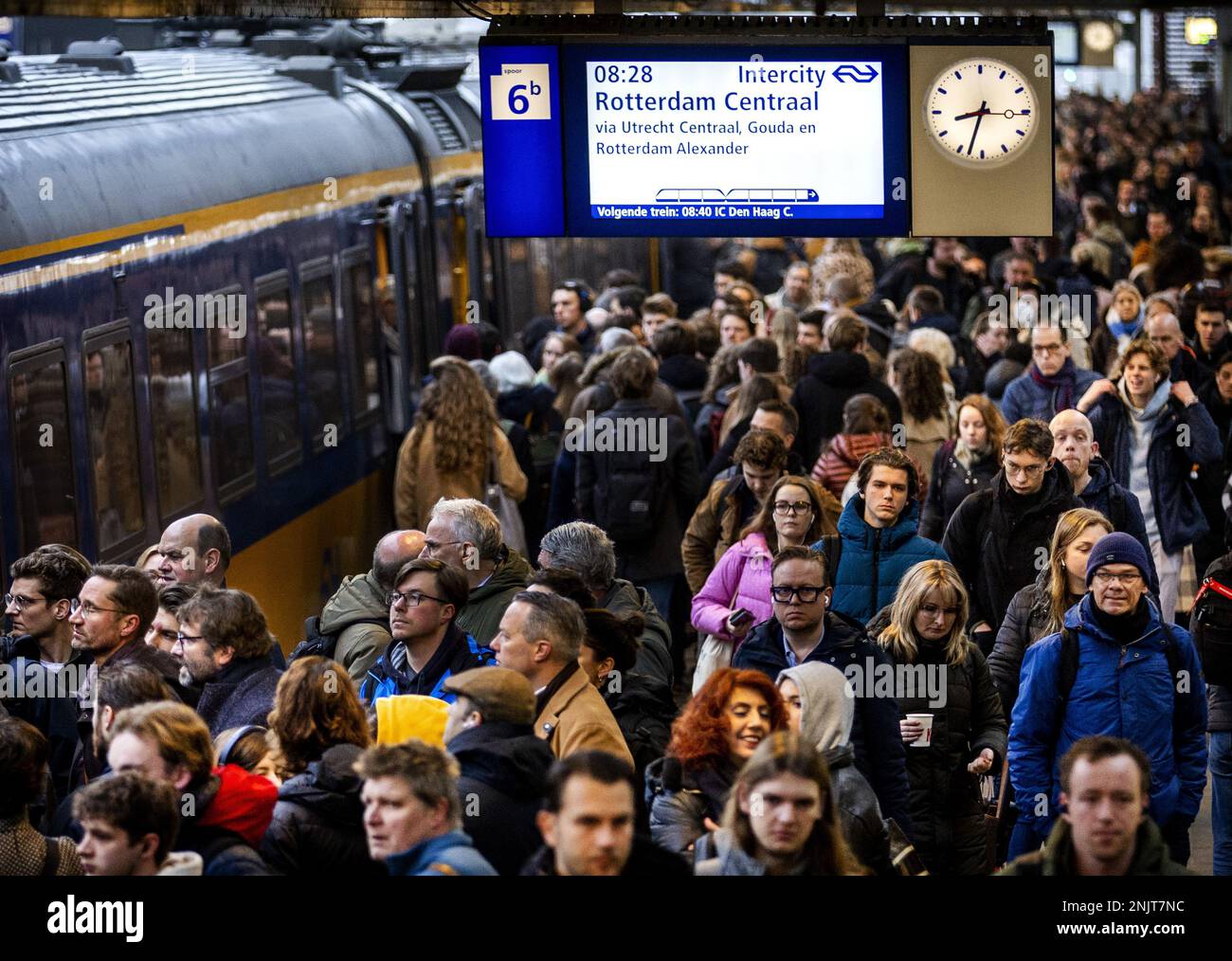 AMERSFOORT - voyageurs à la gare de NS Amersfoort. Aujourd'hui, les chemins de fer néerlandais présentent les chiffres annuels pour 2022. ANP REMKO DE WAAL pays-bas hors - belgique hors Banque D'Images