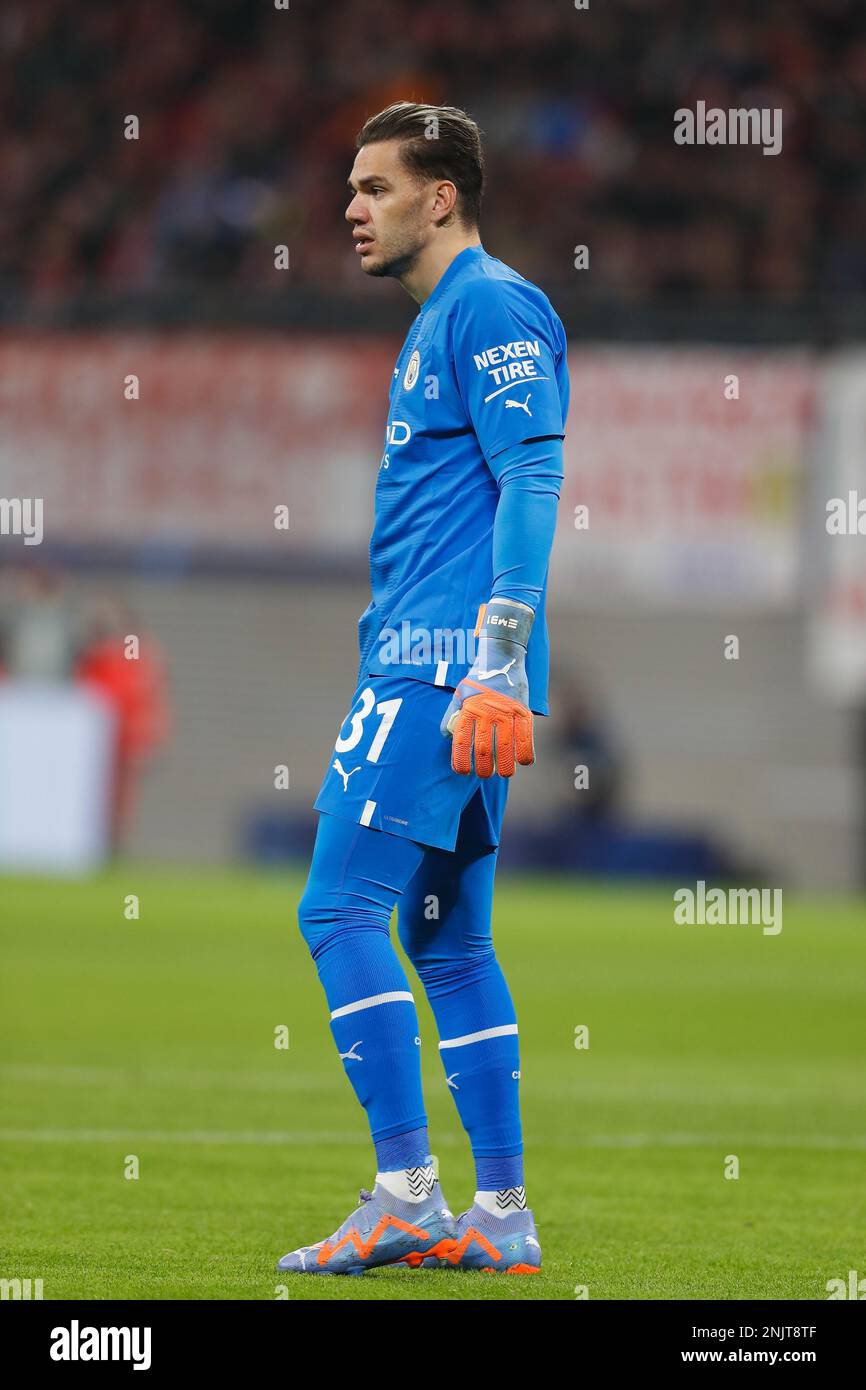 Leipzig, Allemagne. 22nd févr. 2023. Ederson (ManC) football : Ligue des champions de l'UEFA série de 16 1st matchs entre RB Leipzig 1-1 Manchester City FC à la RB Arena de Leipzig, Allemagne . Crédit: Mutsu Kawamori/AFLO/Alay Live News Banque D'Images