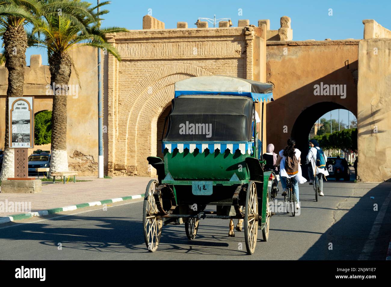 Afrika, Marokko, Taroudant, Blick über die Av Molay Rachid zum Stadttor Bab Selsla. Banque D'Images