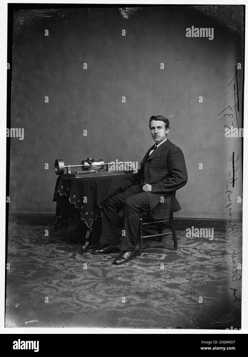 Un portrait de Thomas Edison, le célèbre inventeur américain. Cette image fait partie de la collection Brady-Handy de la Bibliothèque du Congrès. Banque D'Images