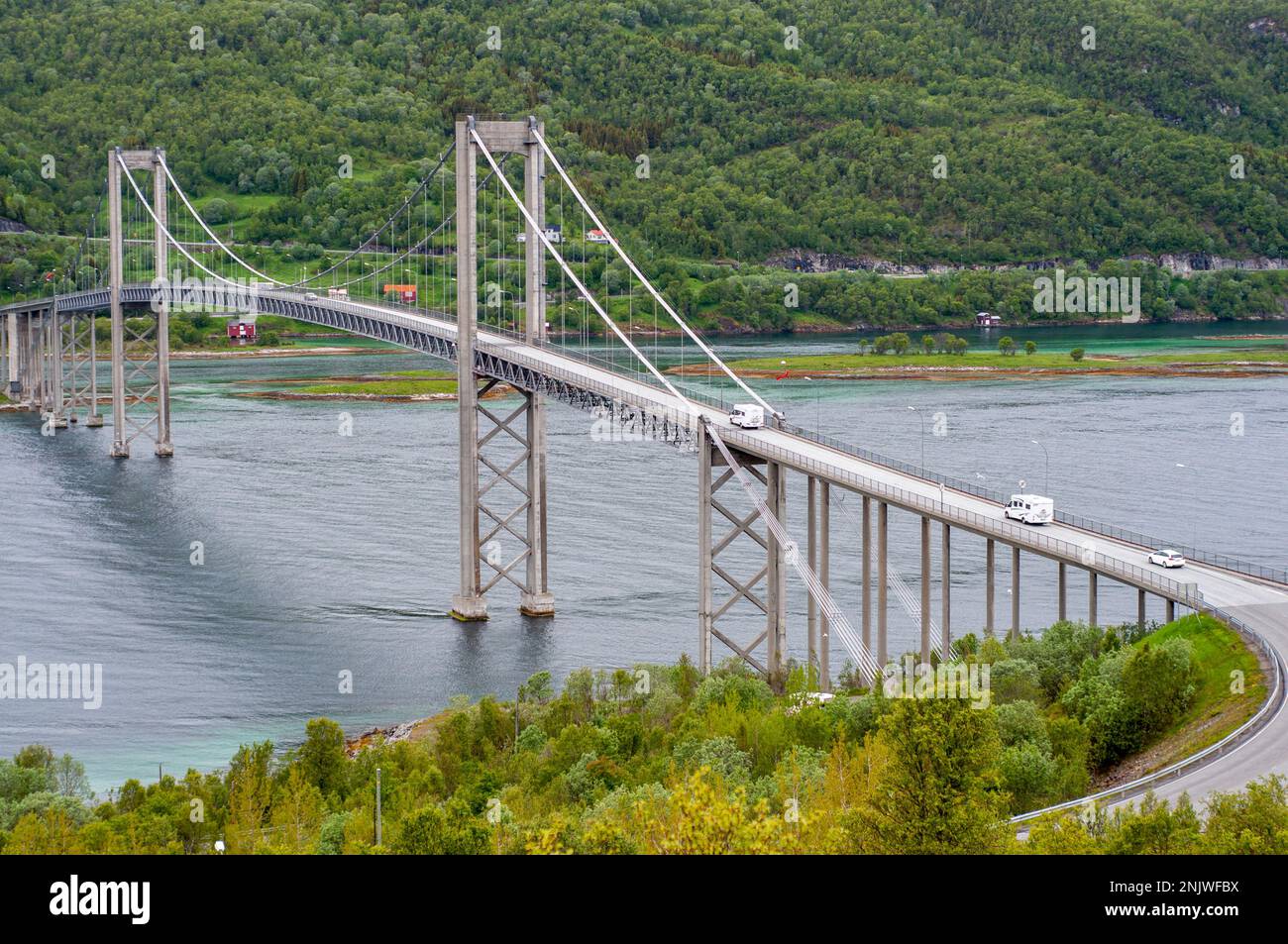 Vue sur le pont de Tjeldsund en Norvège à la journée d'été moody Banque D'Images