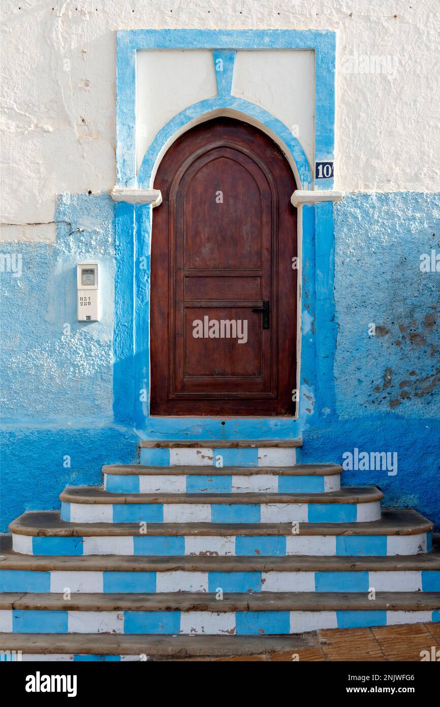 Afrika, Marokko, Südmarokko, Sidi Ifni, typisch sind blaue Türen Banque D'Images