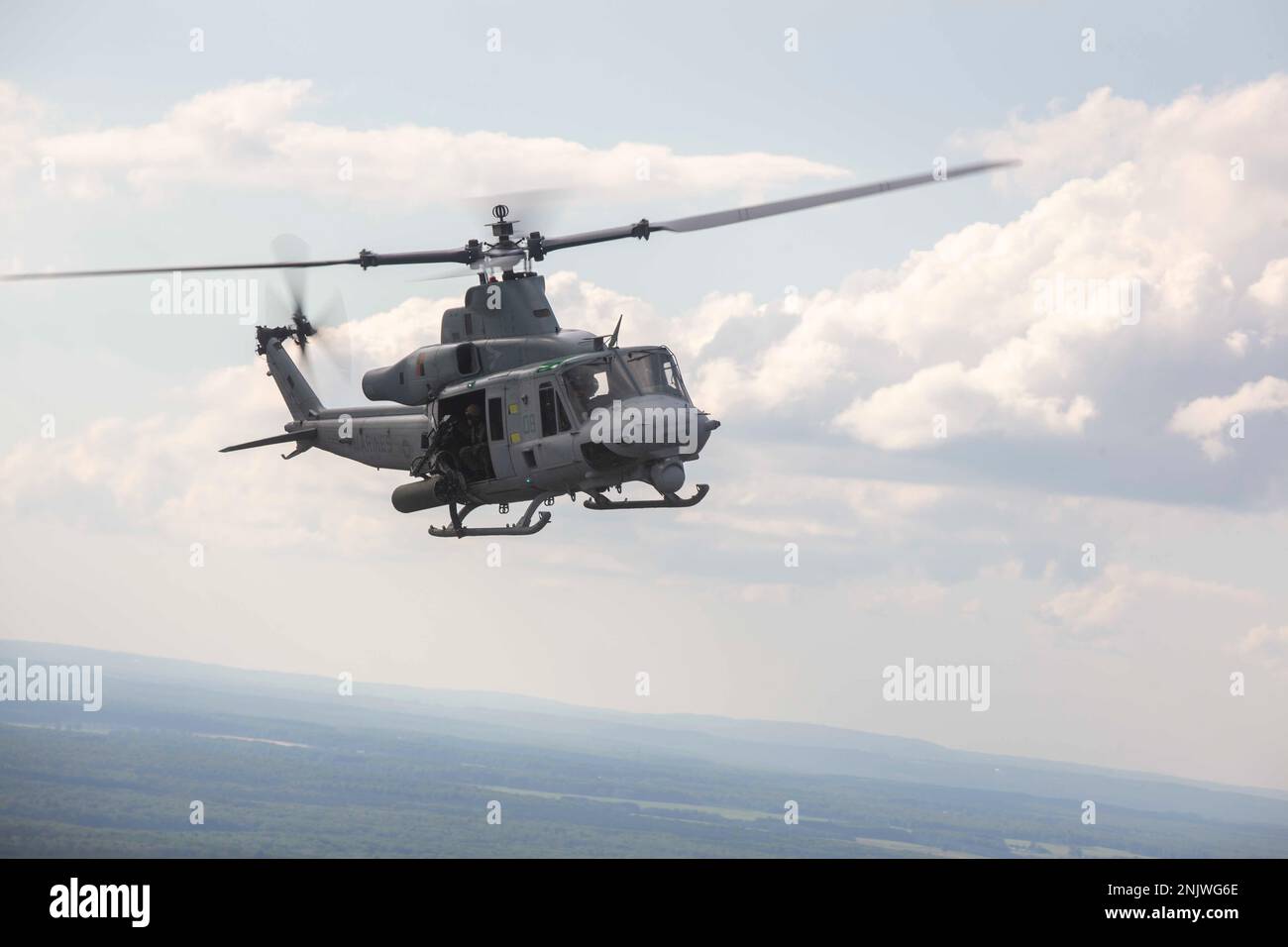 Un UH-1Y Venom affecté au Marine Light Attack Helicopter Squadron (HMLA) 167 effectue un soutien en plein air près du Centre d'entraînement de préparation au combat d'Alpena, Michigan, le 10 août 2022. HMLA-167 formé avec les États-Unis La Garde nationale de l'armée et les États-Unis Les unités de la Garde nationale aérienne pendant l'exercice conjoint grève du Nord 22-2. HMLA-167 est une unité subordonnée de la 2nd Marine Aircraft Wing, l'élément de combat aérien de la II Marine Expeditionary Force. Banque D'Images