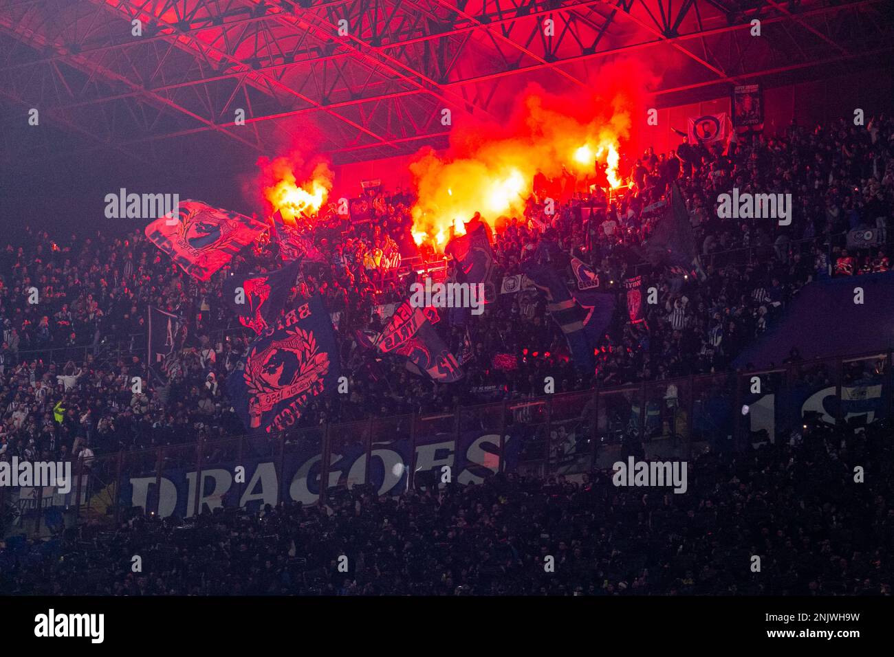 Milan, Italie - février 22 2023 - Inter-Porto Champions League - Porto supporters avec feux d'artifice à Milan Banque D'Images