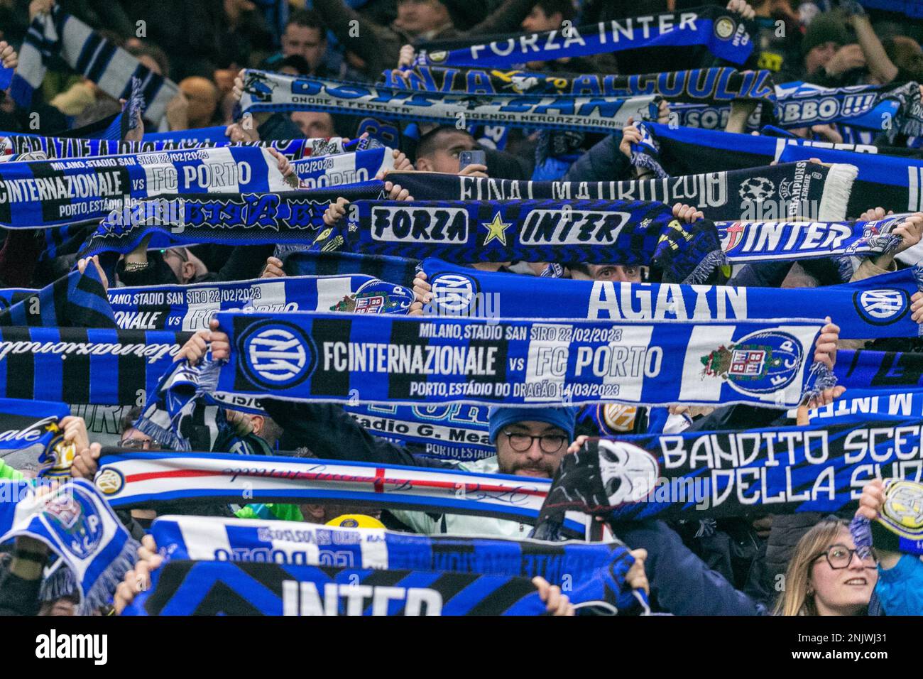 Milan, Italie - février 22 2023 - Inter-Porto Champions League - supporters f.c internazionale vers le haut des foulards Banque D'Images