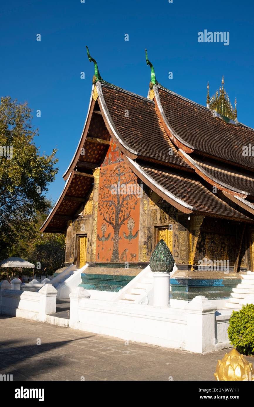 Wat Xieng Thong, avec ses toits surbaissés qui incarnent le style classique de Luang Prabang, a été construit en 1560 par le roi Setthathirat (1548–71) et a été condescendant par la monarchie jusqu'en 1975. Luang Prabang était autrefois la capitale d'un royaume du même nom. Jusqu'à la prise de pouvoir communiste en 1975, c'était la capitale royale et le siège du gouvernement du Royaume du Laos. La ville est aujourd'hui un site classé au patrimoine mondial de l'UNESCO. Banque D'Images
