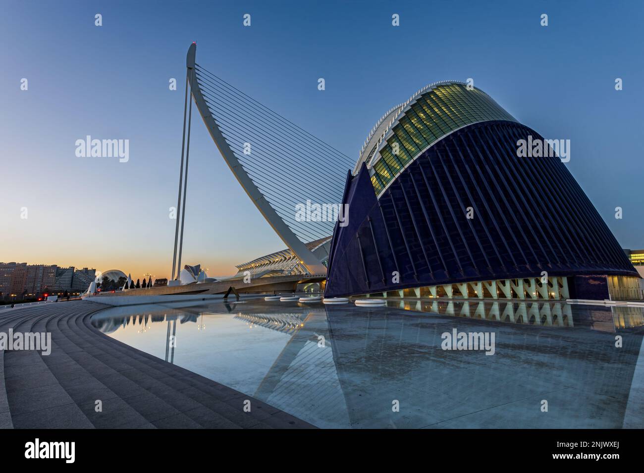 La place couverte d'Agora vue au coucher du soleil. La photo a été prise le 10th février 2023 dans le complexe de la Cité des Arts et des Sciences de Valence, Espagne. Banque D'Images