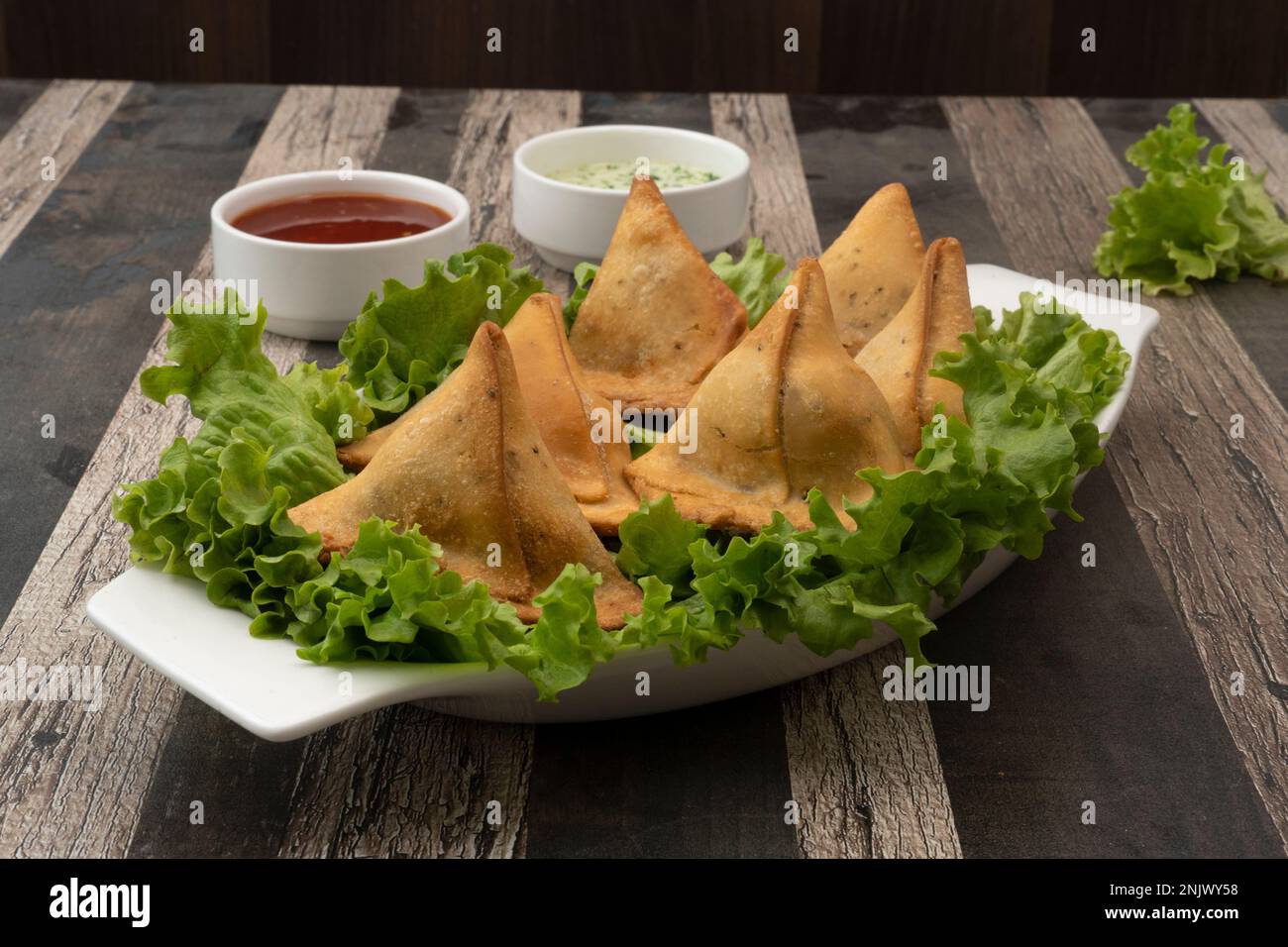 En-cas de pomme de terre Samosa sur fond texturé. Nourriture indienne Ramadan, repas pakistanais Iftar. Banque D'Images