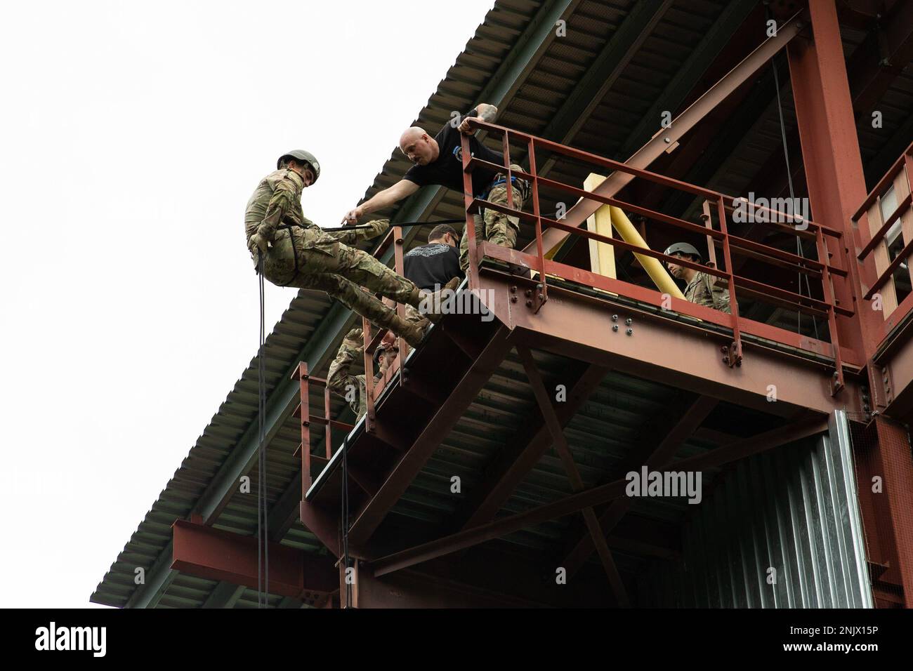 Un instructeur du Centre d'entraînement des guerriers de la Garde nationale de l'Armée de terre communique avec un soldat pendant l'école d'assaut aérien sur 10 août 2022, à fort Indiantown Gap, Pennsylvanie. Le cadre du centre d'entraînement du guerrier effectue plusieurs vérifications avec chaque soldat pour vérifier qu'il est bien préparé à se mettre à la descente de la tour Banque D'Images