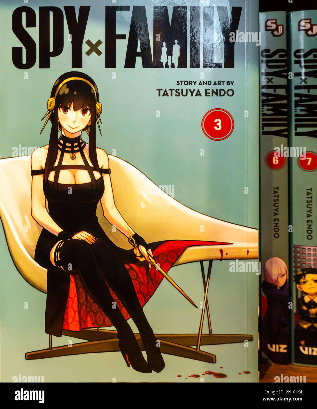 Spy × Family Manga série livres sur étagère. Auteur: Tatsuya Endo Banque D'Images