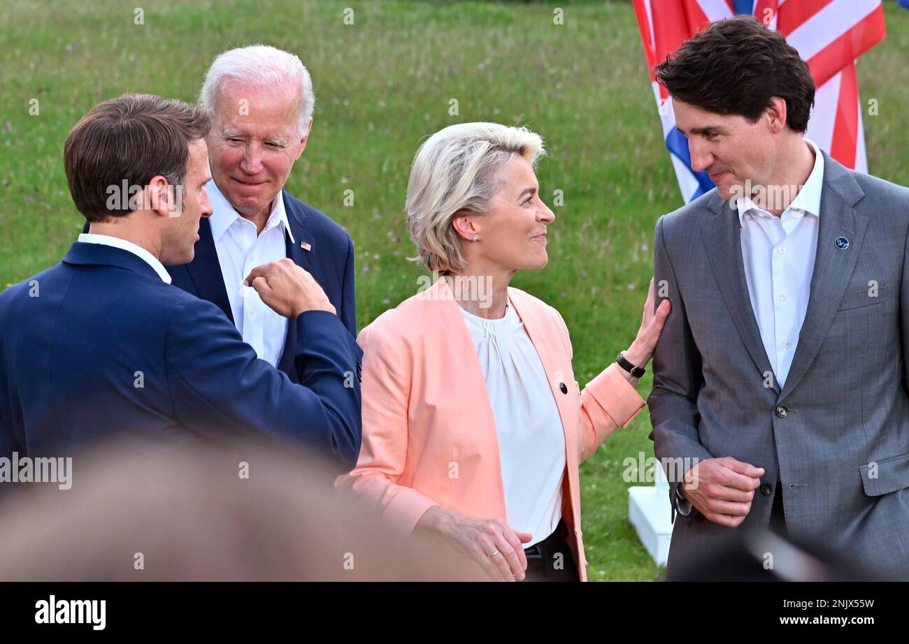 (L-R) French President Emmanuel Macron, U.S. President Joe Biden, European Commission President Ursula von der Leyen and Canadian Prime Minister Justin Trudeau talk after group photo of G7 meeting at Schloss Elmau in Bavaria, Germany on June 26, 2022. The 48th G7 leaders meeting has been held from June 26th to 28th.( The Yomiuri Shimbun via AP Images ) Banque D'Images