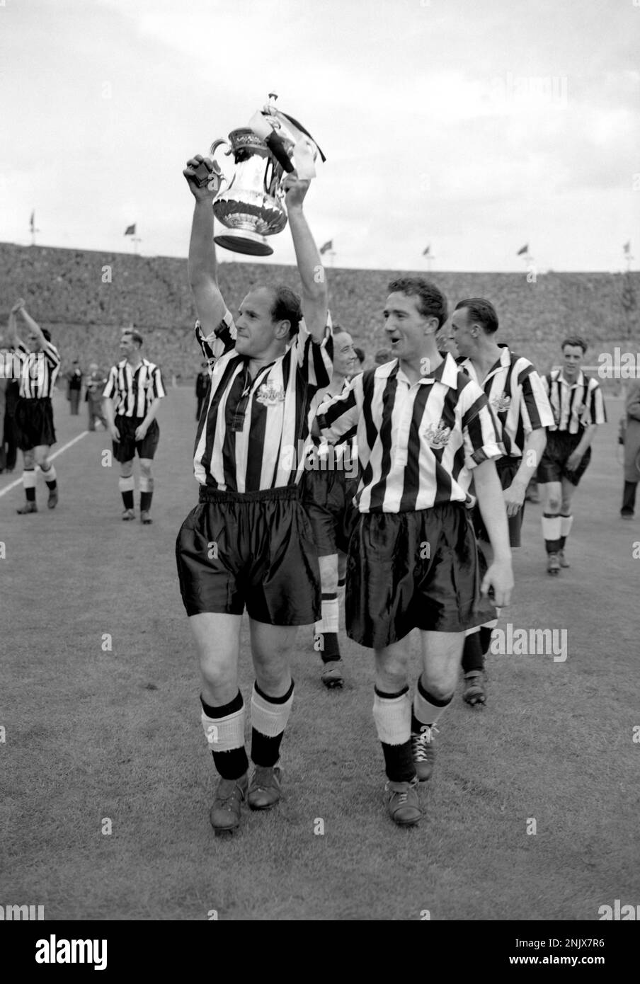 Photo du dossier datée du 07-05-1955 du capitaine James Scoular de Newcastle tenant la coupe FA en altitude après que son équipe ait remporté une victoire de 3-1 sur la ville de Manchester à Wembley. Le cabinet de trophées du parc St James' Park a été déverrouillé pour la dernière fois en 1969, lorsque le côté de Joe Harvey a récolté la coupe Inter-Cities Fairs, Et ils n'ont pas goûté la gloire nationale depuis qu'ils sont retournés au nord-est de Wembley en 1955 avec la coupe FA pour la troisième fois en cinq ans. Date de publication : jeudi 23 février 2023. Banque D'Images