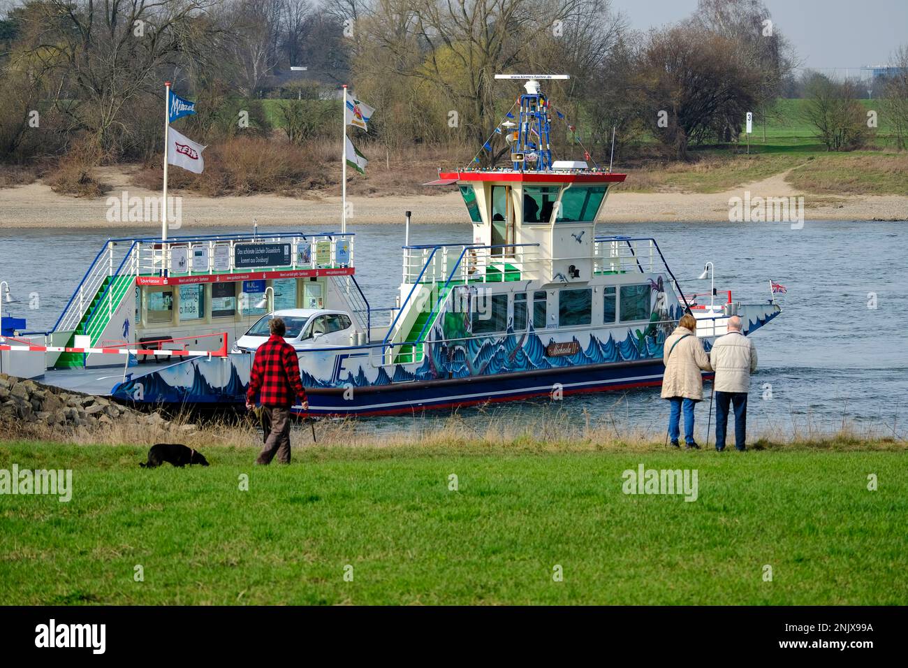 22.02.2023, Düsseldorf, Nordrhein-Westfalen, Deutschland -Spaziergänger am Rheinufer in Kaiserswerth in Duesseldorf blicken auf die Autofähre am Anle Banque D'Images