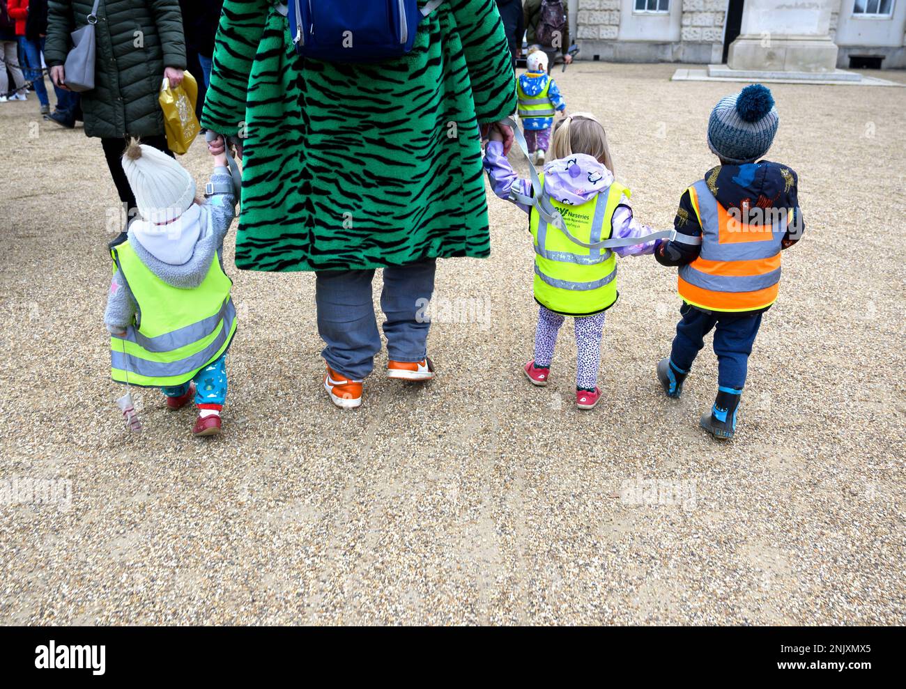 Londres, Angleterre, Royaume-Uni. Jeunes enfants en vestes haute visibilité pris pour une promenade dans Horse Guards Parade Banque D'Images