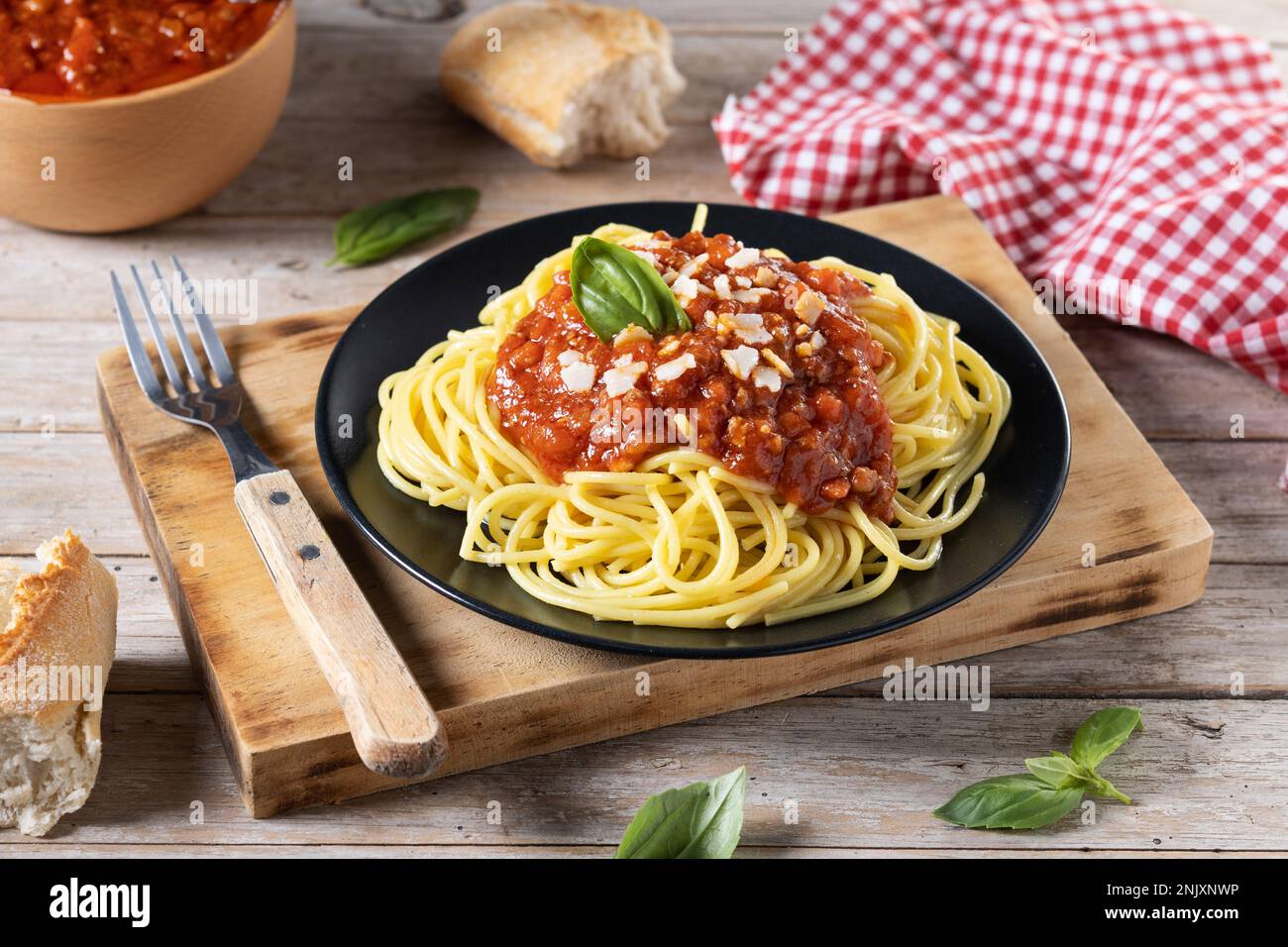 Spaghetti à la sauce bolognaise sur table en bois Banque D'Images