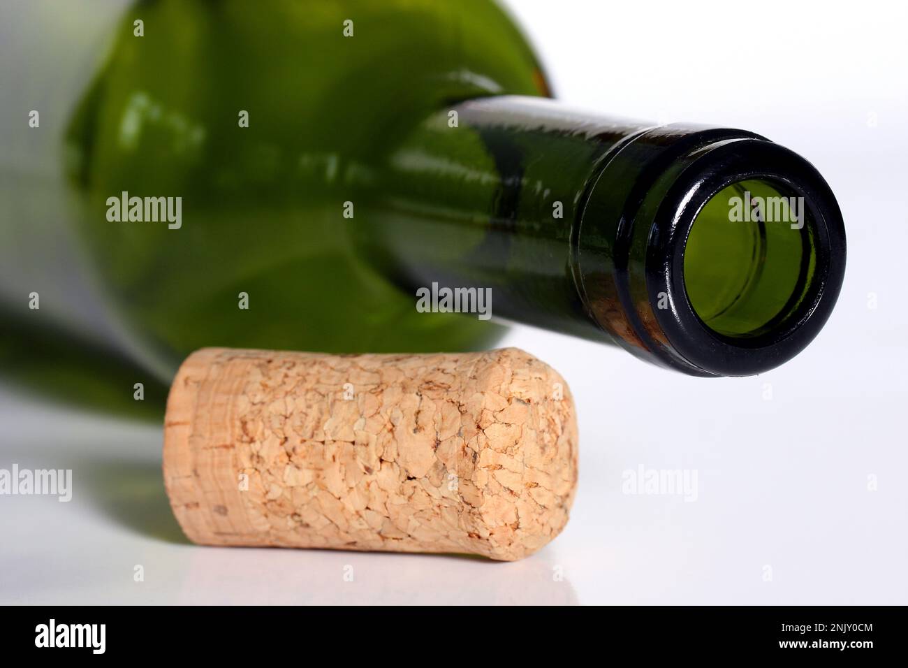 vider la bouteille de vin avec le liège, découpe Photo Stock - Alamy