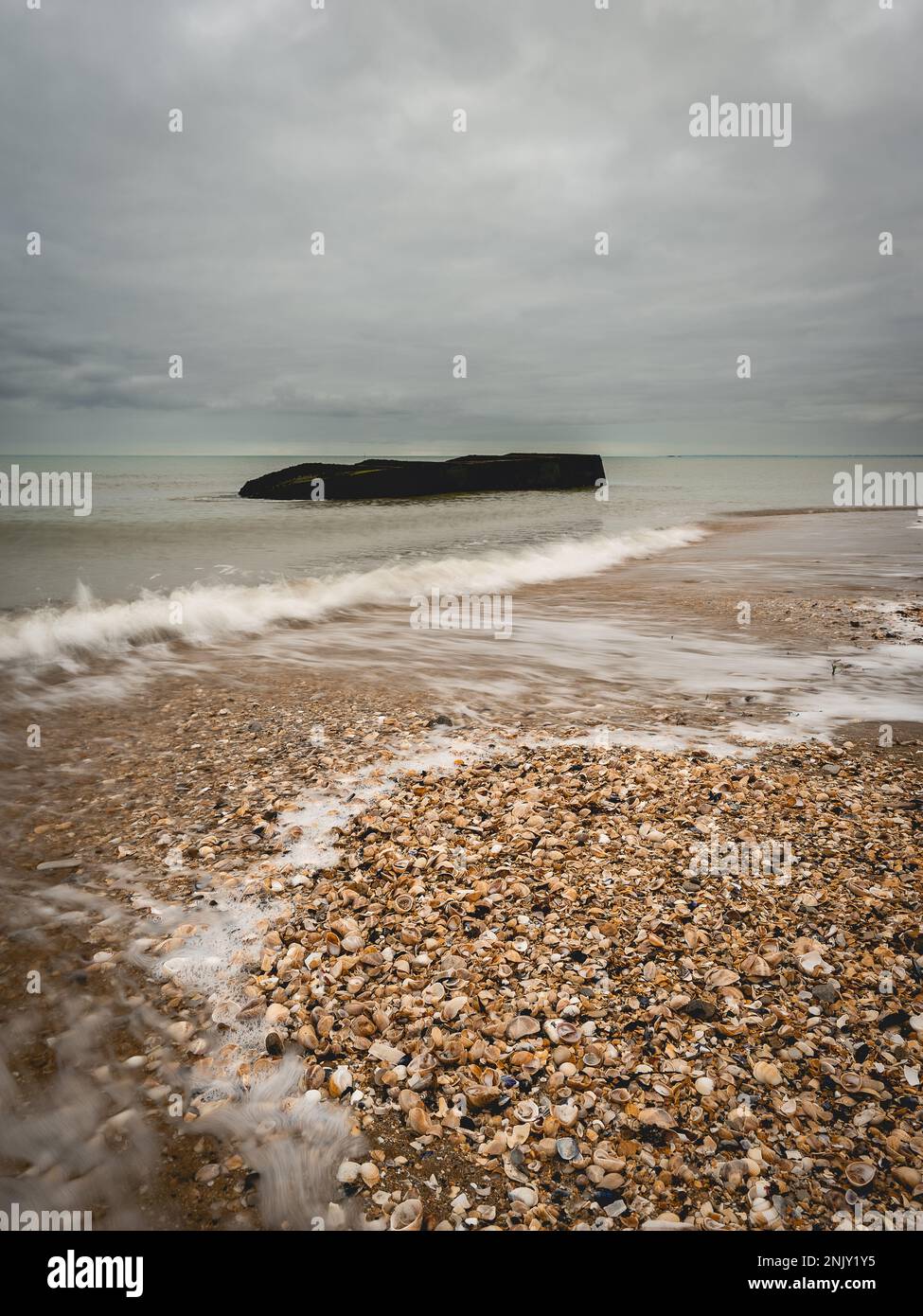 Un vieux navire de la deuxième guerre mondiale, sur la côte d'Utah Beach, en France. Banque D'Images