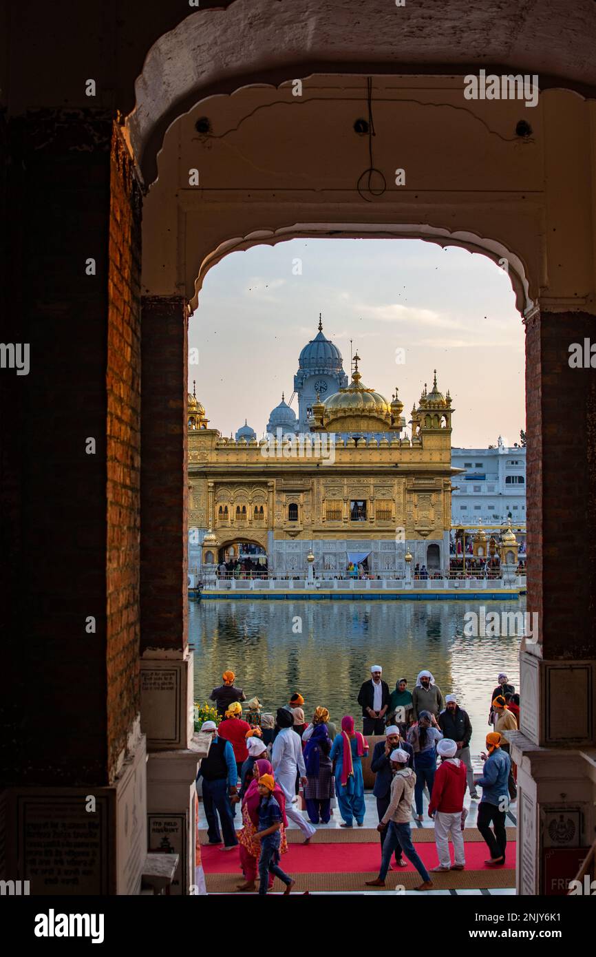 Le Temple d'Or, également connu sous le nom de Sri Harmandir Sahib, est un Gurdwara sikh vénéré situé dans la ville d'Amritsar, dans l'État du Punjab, en Inde. Banque D'Images