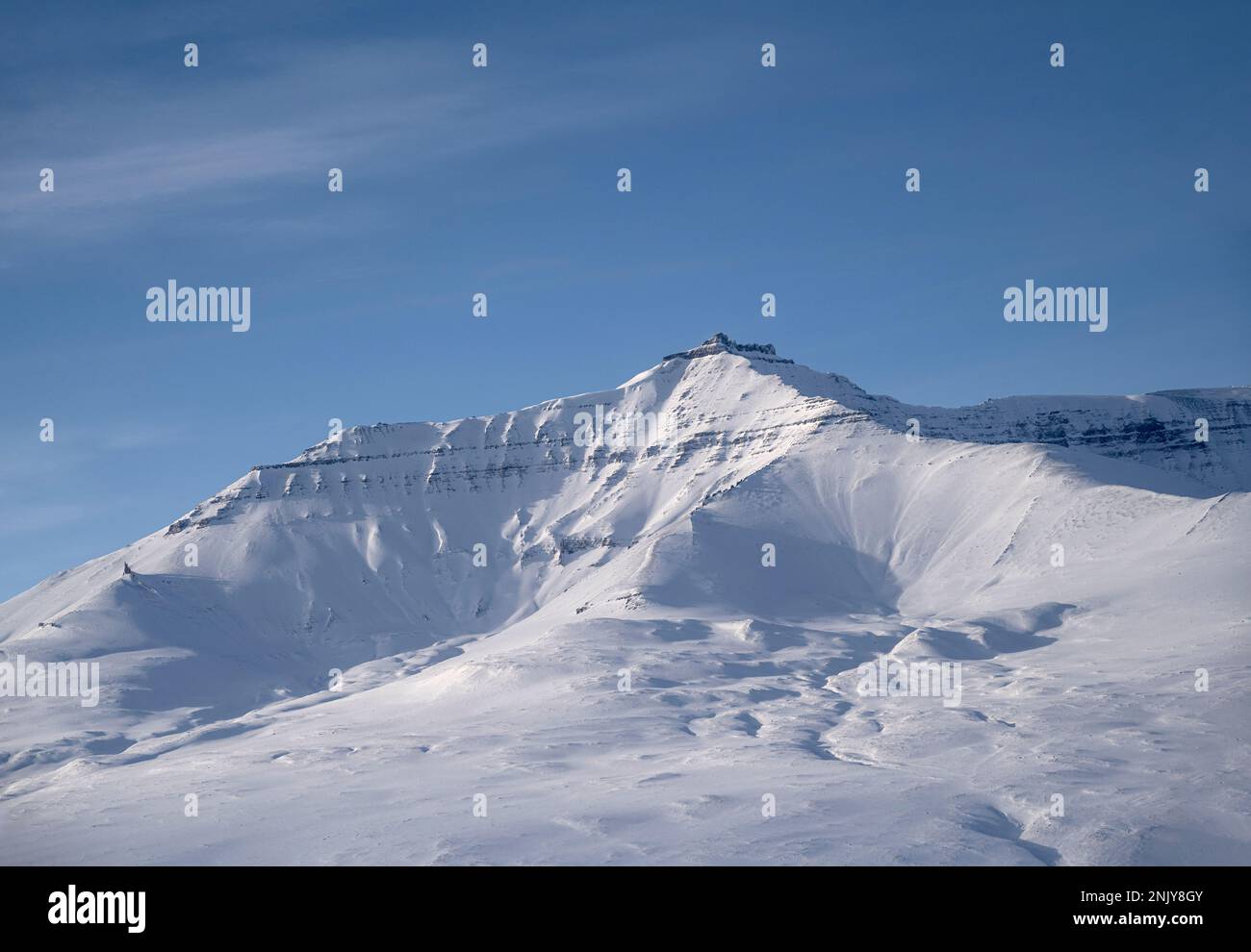 Neige sur les montagnes au-dessus du village de Qaarsut dans l'ouest du Groenland Banque D'Images