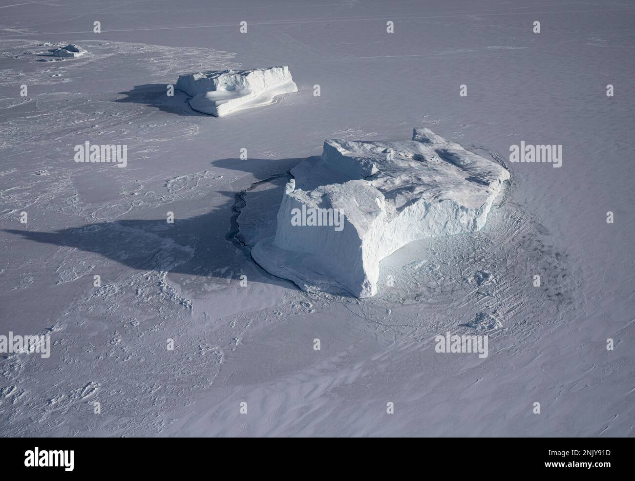 Icebergs gelés dans la glace de mer dans le fjord d'Uummannaq près de la colonie de Qaarsut dans le nord-ouest du Groenland Banque D'Images