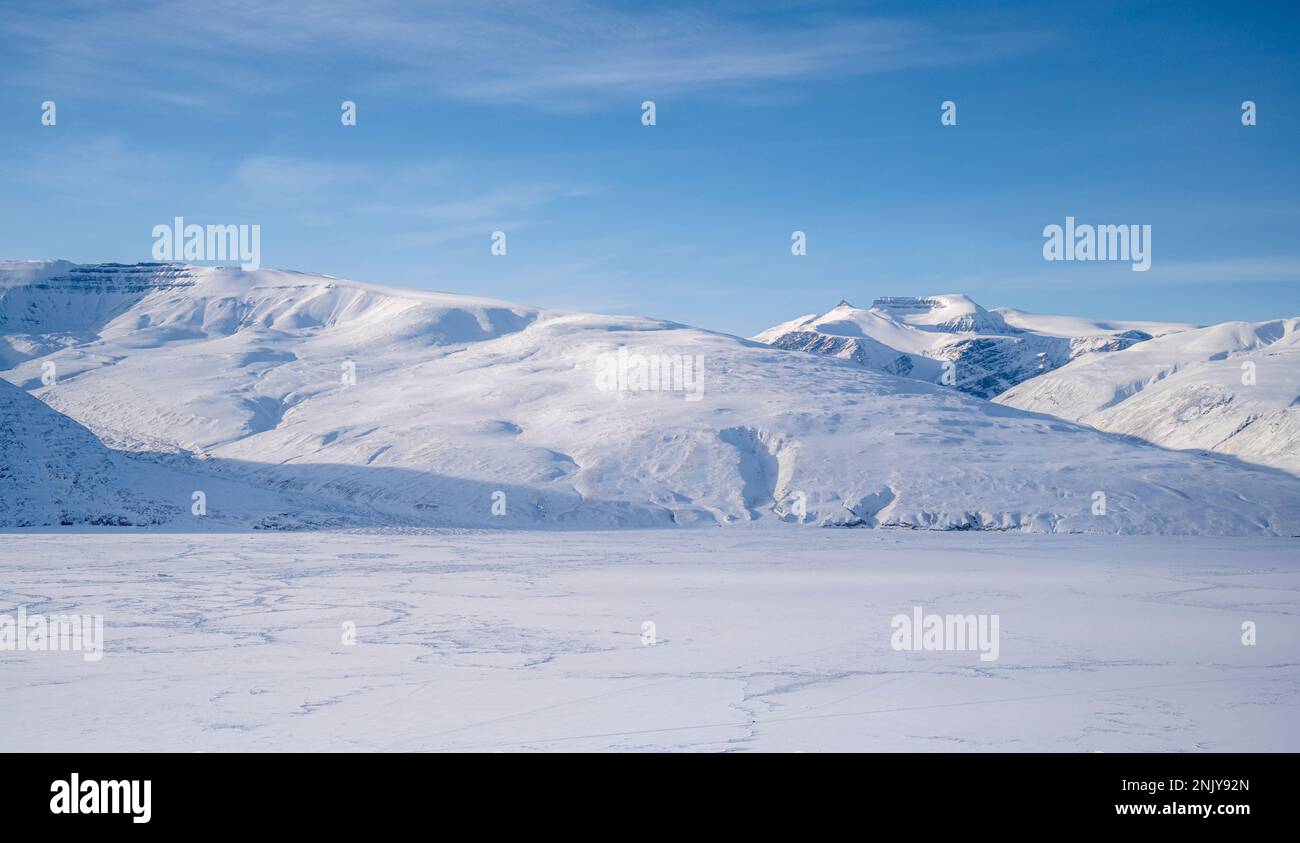 Neige sur les montagnes au-dessus du village de Qaarsut dans l'ouest du Groenland Banque D'Images