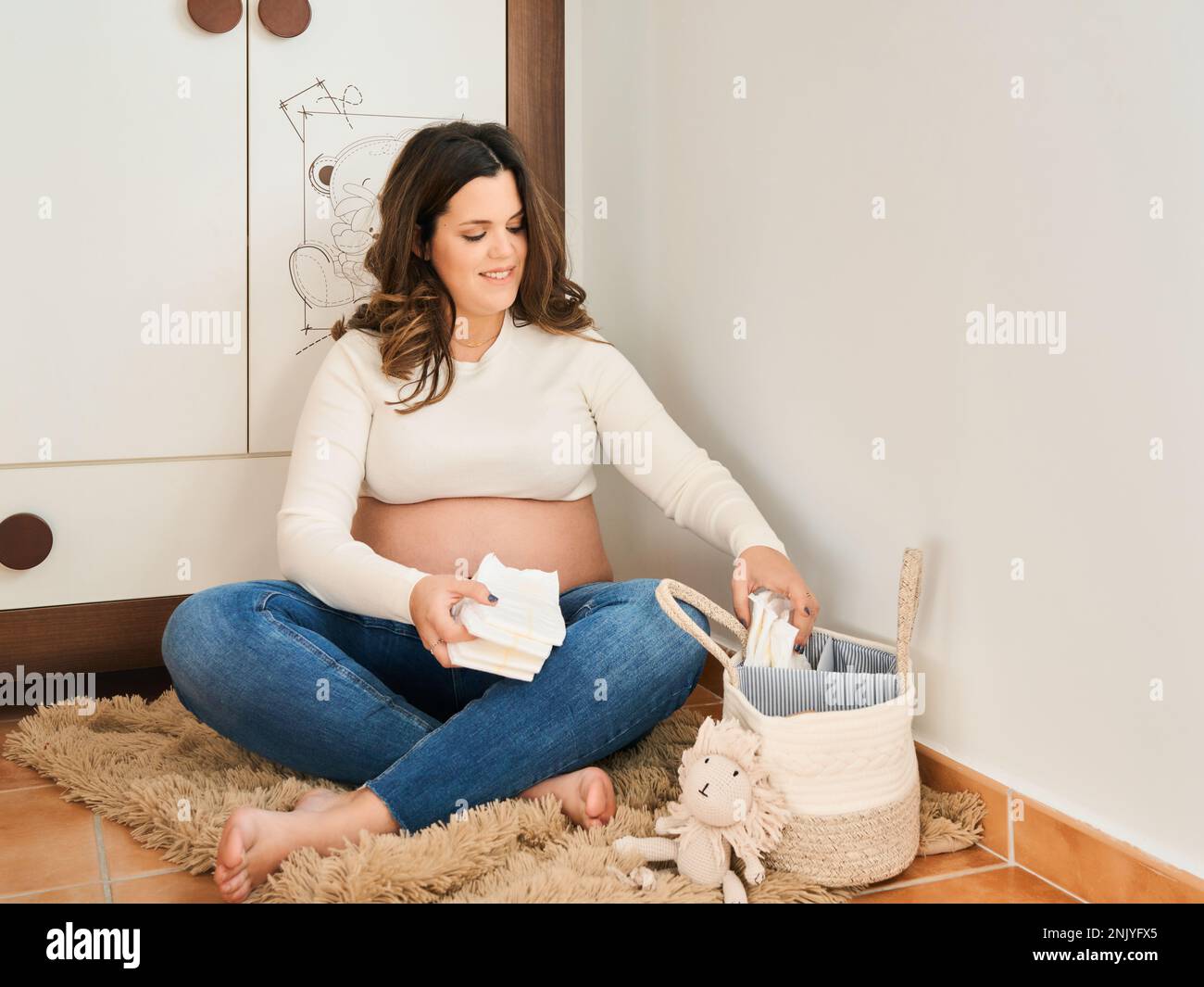 Gaie femme enceinte dans des vêtements de maternité élégants avec