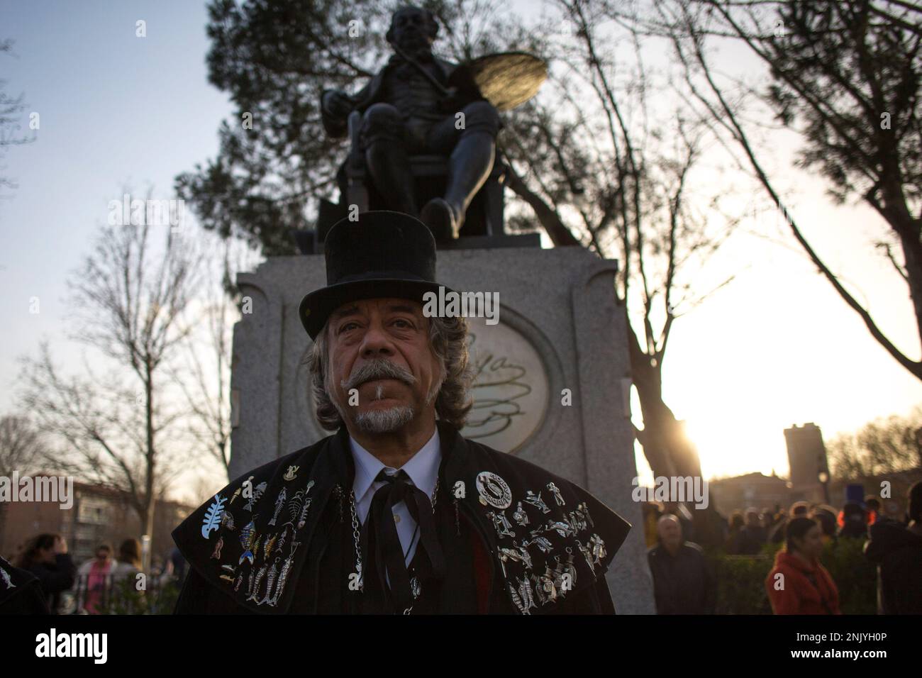 Un frère de la Sarde avec un cap rempli de médailles allégoriques de sardines, regarde le public et derrière la statue de Francisco de Goya, avant de commencer la célébration du carnaval du Burial de la Sarde qui a visité les rues de Madrid. L'enterrement de la sardine est une procession funéraire qui est célébrée chaque mercredi des cendres, pour dire Au revoir à la semaine du carnaval à Madrid, on croit que la fête remonte au 18th siècle. Il est célébré pour céder la place aux quarante jours avant l'arrivée de la semaine Sainte. Banque D'Images