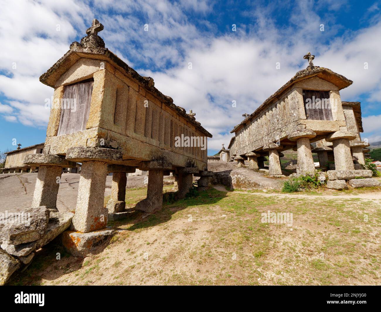 Granaries de Soajo ou Espigueiros de Soajo au Portugal. Ces greniers en pierre étroite ont été utilisés pour stocker et sécher le grain pendant des centaines d'années. Banque D'Images