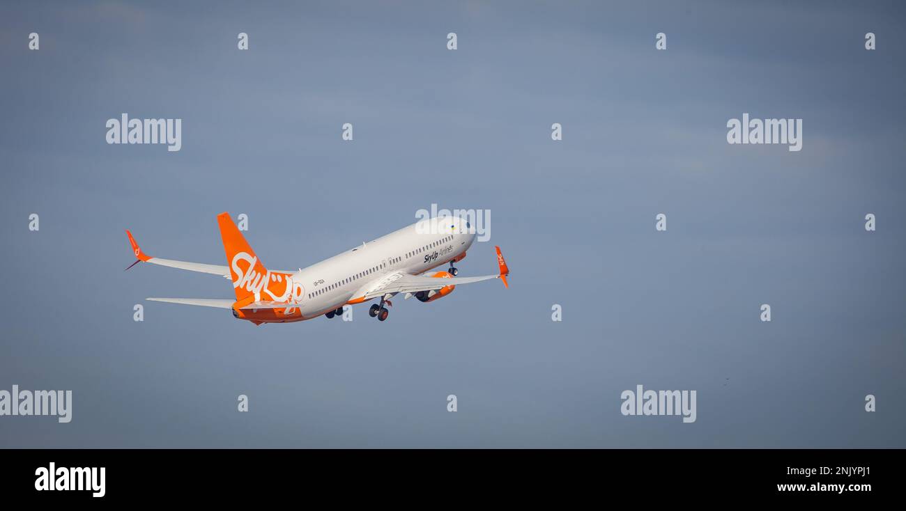 Kiev, Ukraine - 14 novembre 2019: L'avion orange vole dans le ciel. L'avion passagers SkyUP Ukrainian Airlines part à l'aéroport de Boryspil. UR-SQA SkyUp Airlines Boeing 737-800 Banque D'Images
