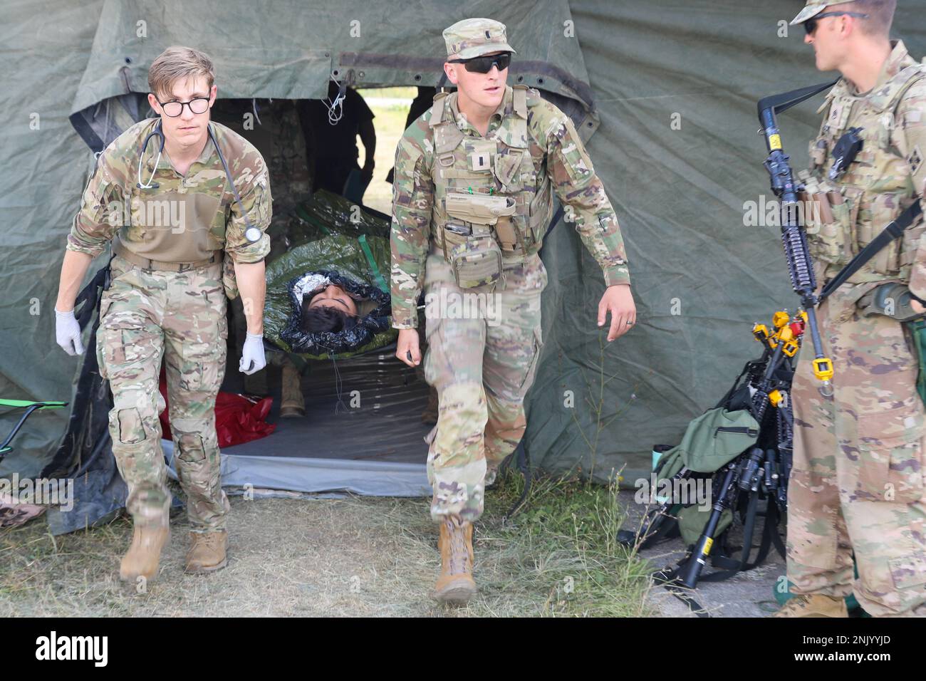 ÉTATS-UNIS Le SPC de l'armée, Colt Matthews, à gauche et aux États-Unis Armée 1st Lt. Sage Buzzini, tous deux affectés au 64th Bataillon de soutien de brigade, 3rd équipe de combat de brigade blindée, 4th Division d'infanterie, portent une victime simulée vers une zone de détention de patients pendant l'entraînement des voies de traumatologie médicale à Skwierzyna, Pologne, 10 août 2022. L'ABCT de 3/4 est parmi les autres unités assignées à la Division d'infanterie de 1st, travaillant fièrement aux côtés des alliés de l'OTAN et des partenaires de sécurité régionaux pour fournir des forces crédibles au combat au V corps, le corps de déploiement avancé des États-Unis en Europe. Banque D'Images