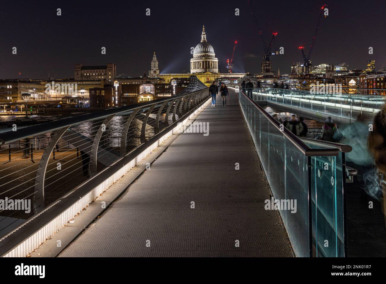 Le Millennium Bridge, la cathédrale St Paul, la ville, la Tamise la nuit, Londres, Angleterre, Royaume-Uni Banque D'Images