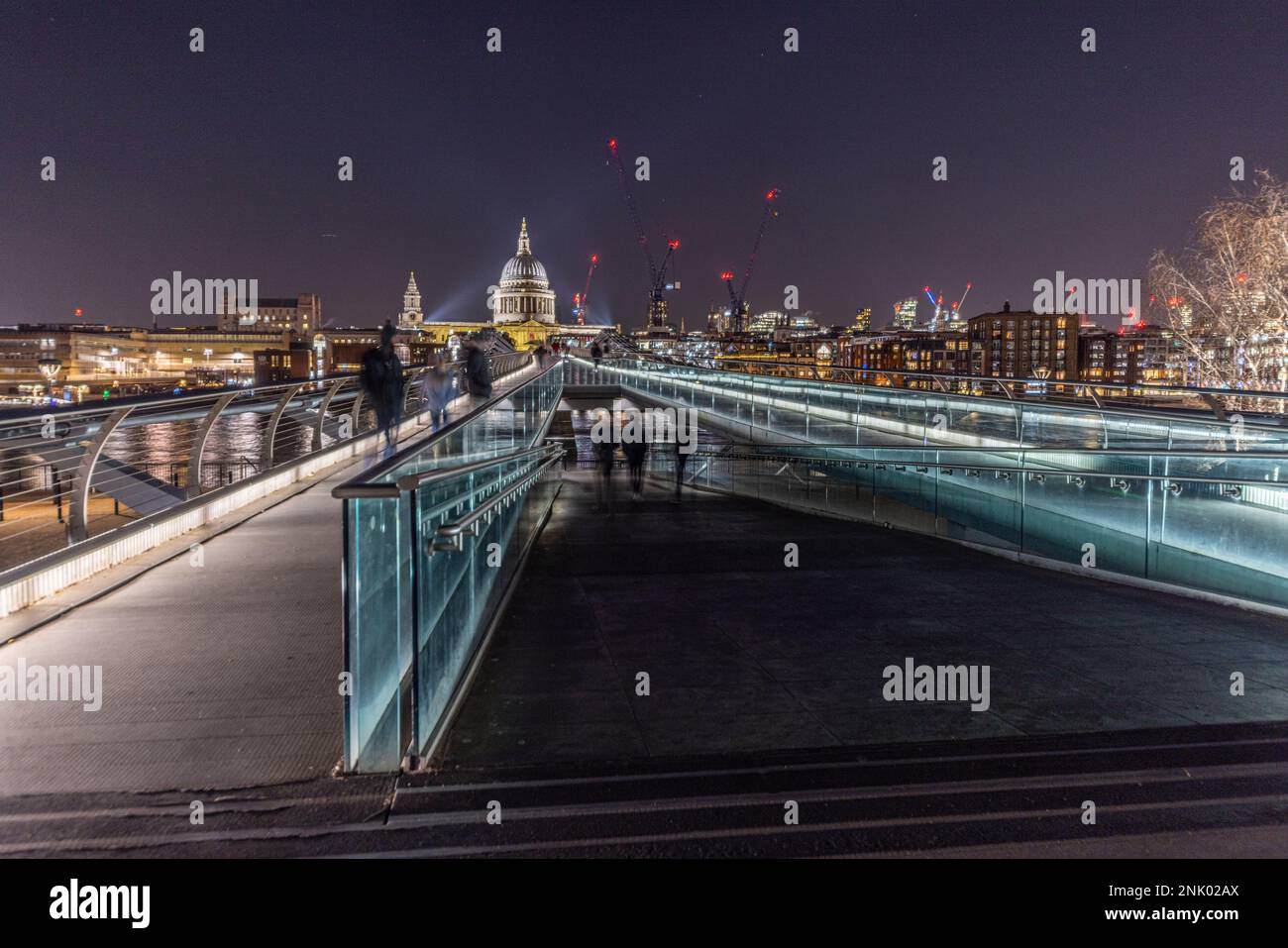 Le Millennium Bridge, la cathédrale St Paul, la ville, la Tamise la nuit, Londres, Angleterre, Royaume-Uni Banque D'Images