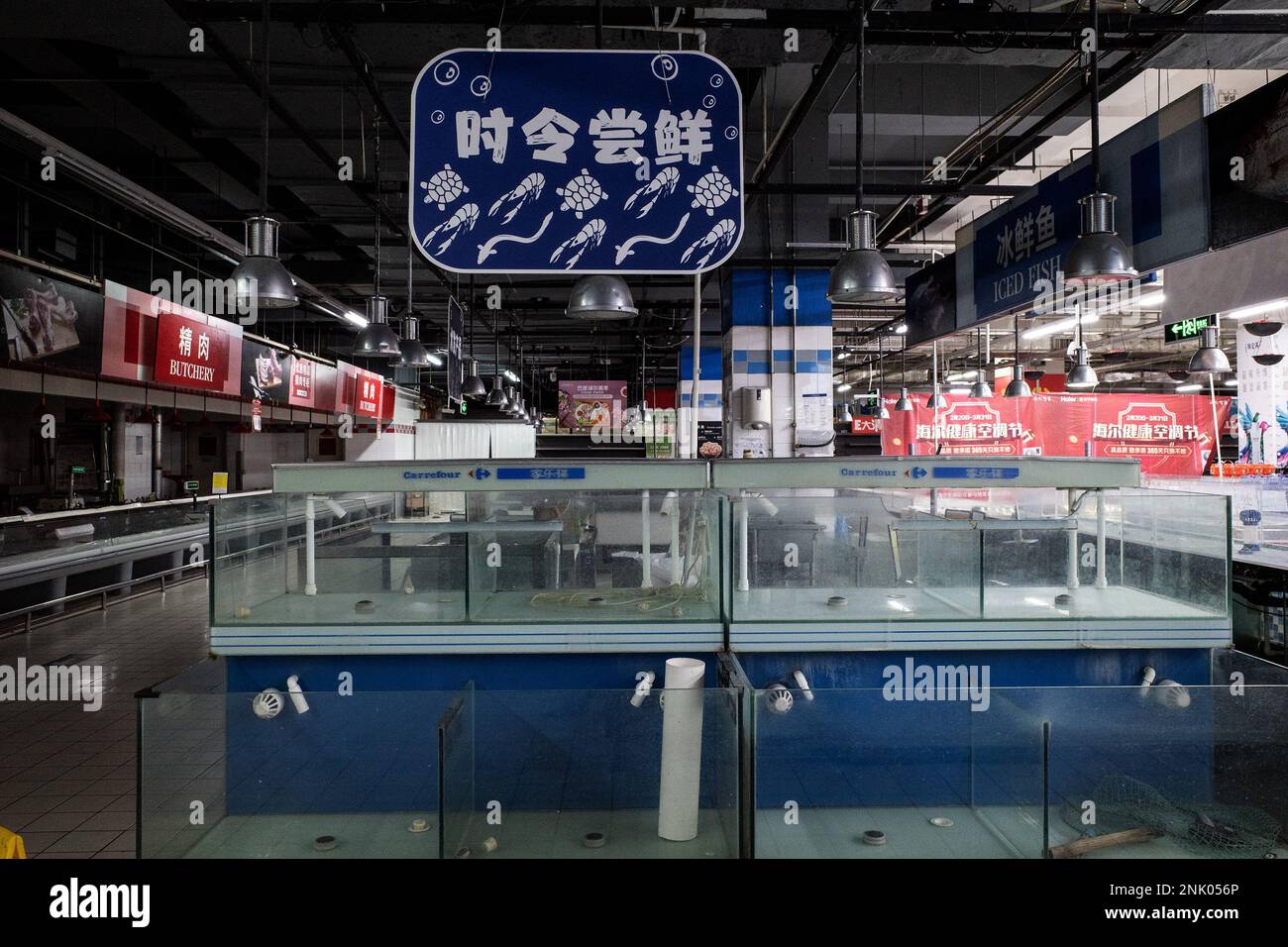 La section des produits marins a été autorisée dans un magasin Carrefour à Wuhan. Carrefour est entré sur le marché chinois en 1995 et s'est développé très rapidement, obtenant ainsi une part de marché importante. Cependant, les gains ont commencé à diminuer à mesure que la concurrence continuait à augmenter. En 2019, le détaillant français a vendu environ 80 % de ses activités en Chine « générateurs de pertes » à Jiangsu « Suning » pour 4,8 milliards de CNY, ce qui équivaut à 699 millions de USD à l'époque). Ce mois-ci, des rapports de pénuries ont attiré l'attention des clients dans les nombreux magasins Carrefour locaux. Plusieurs personnes ont commencé à se plaindre que le Banque D'Images