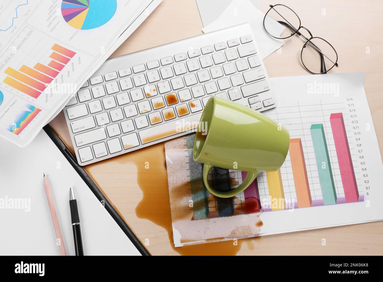 Tasse de café renversé sur le clavier d'ordinateur sur le bureau en bois, au-dessus de la vue Banque D'Images Tasse de café renversé sur le clavier d'ordinateur sur le bureau en bois, au-dessus de la vue Banque D'Images
